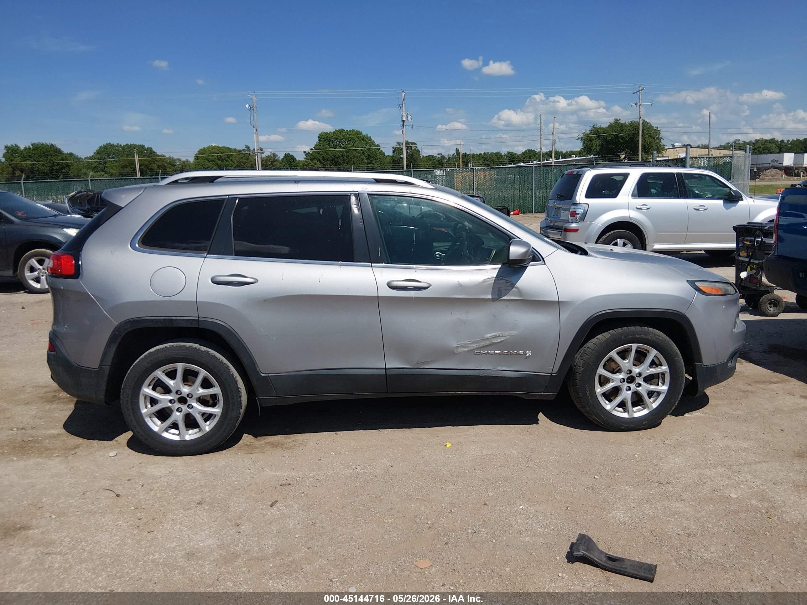 2016 Jeep Cherokee Latitude Silver vin: 1C4PJLCB7GW335984