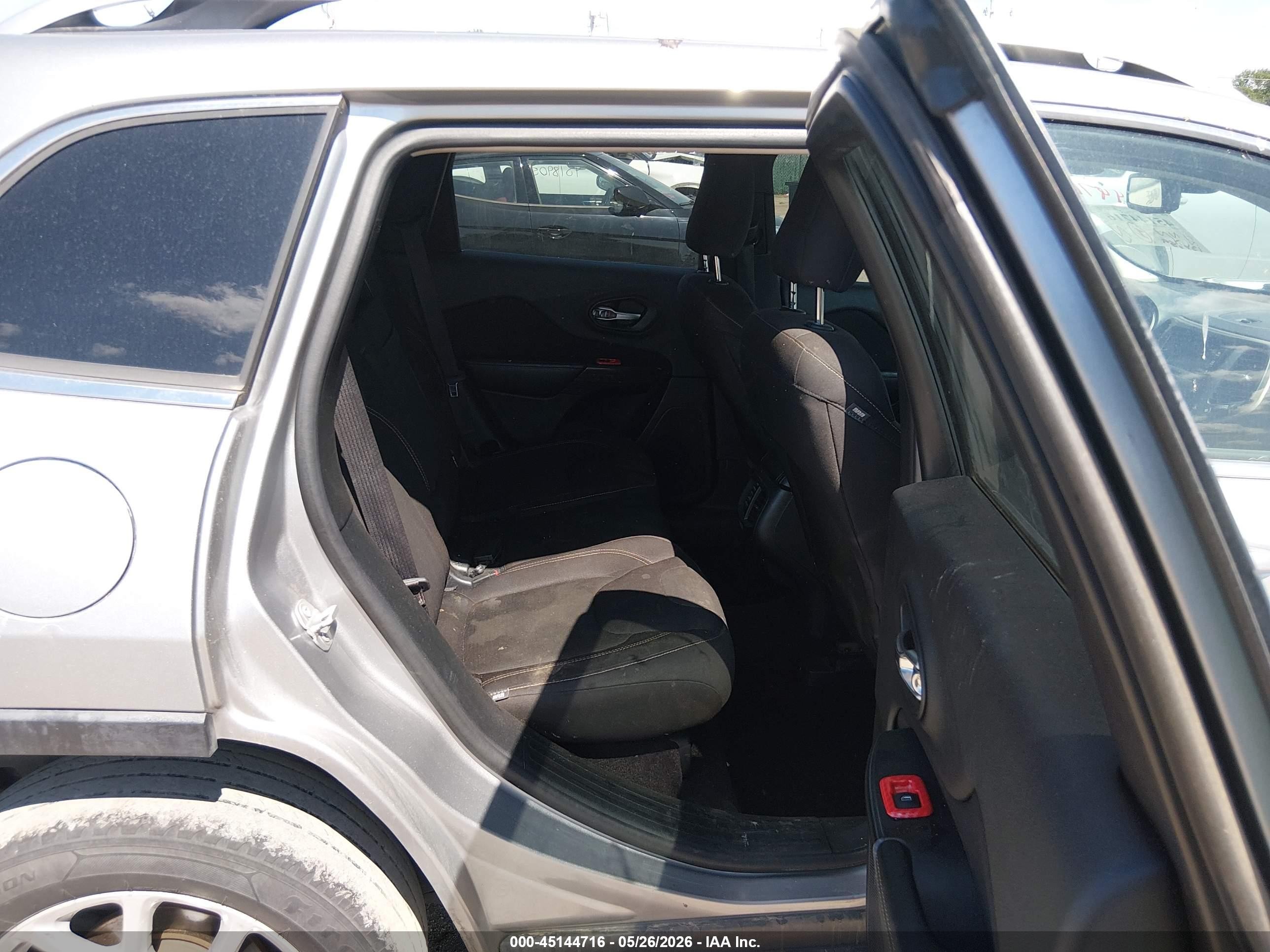 2016 Jeep Cherokee Latitude Silver vin: 1C4PJLCB7GW335984