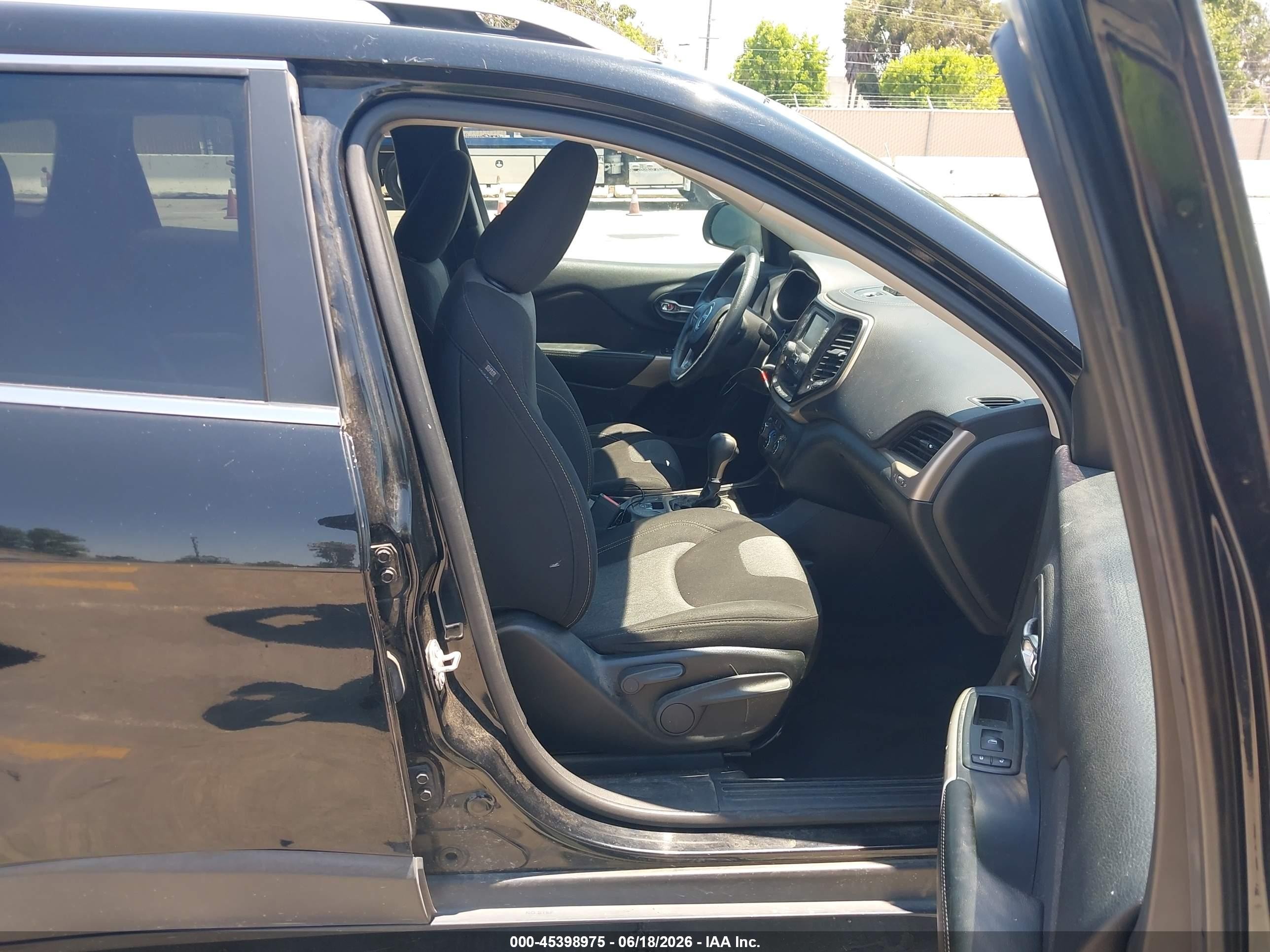 2018 Jeep Cherokee Latitude Fwd Black vin: 1C4PJLCB7JD561123