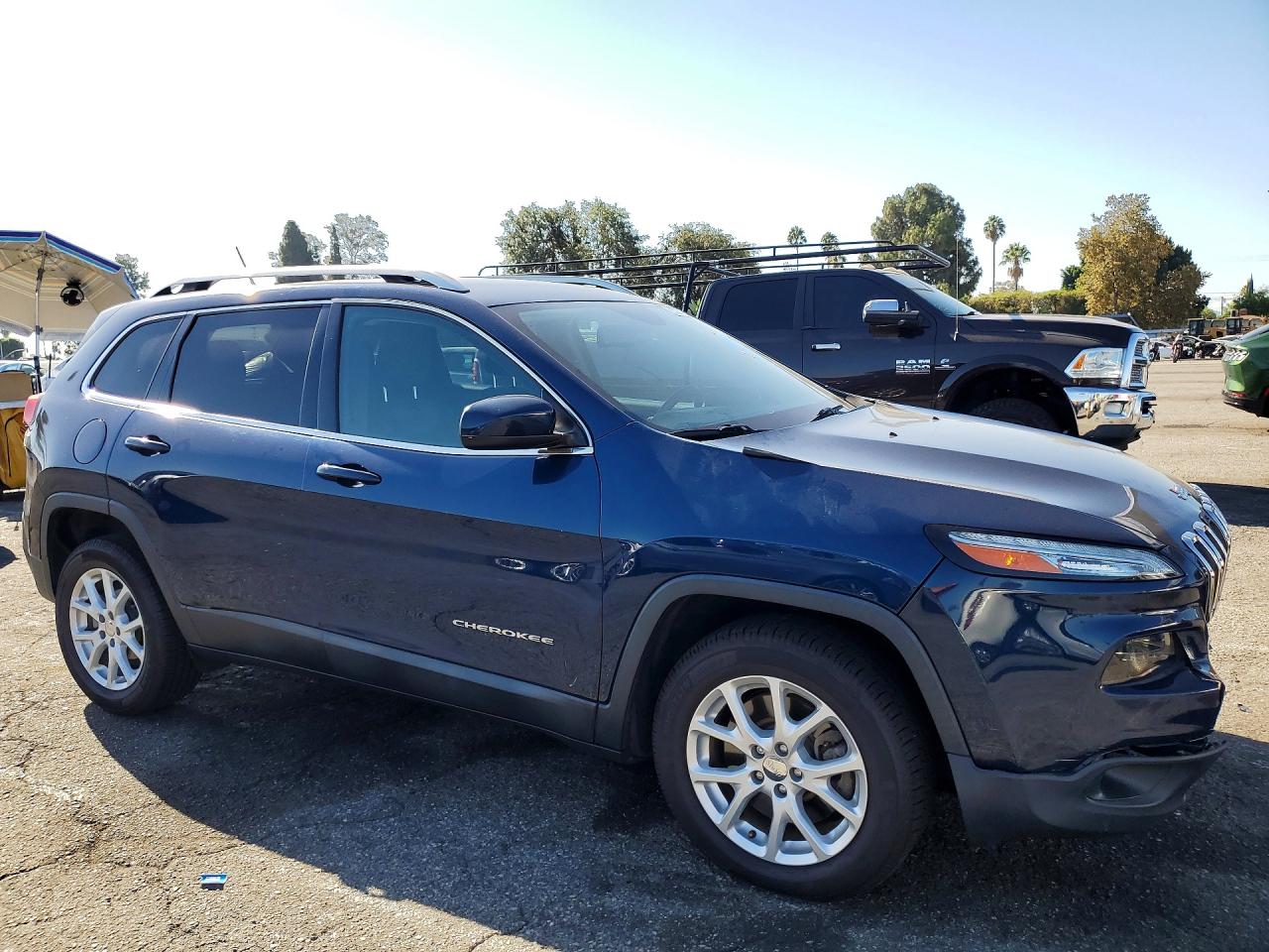 2018 Jeep Cherokee Latitude Blue vin: 1C4PJLCB7JD563468