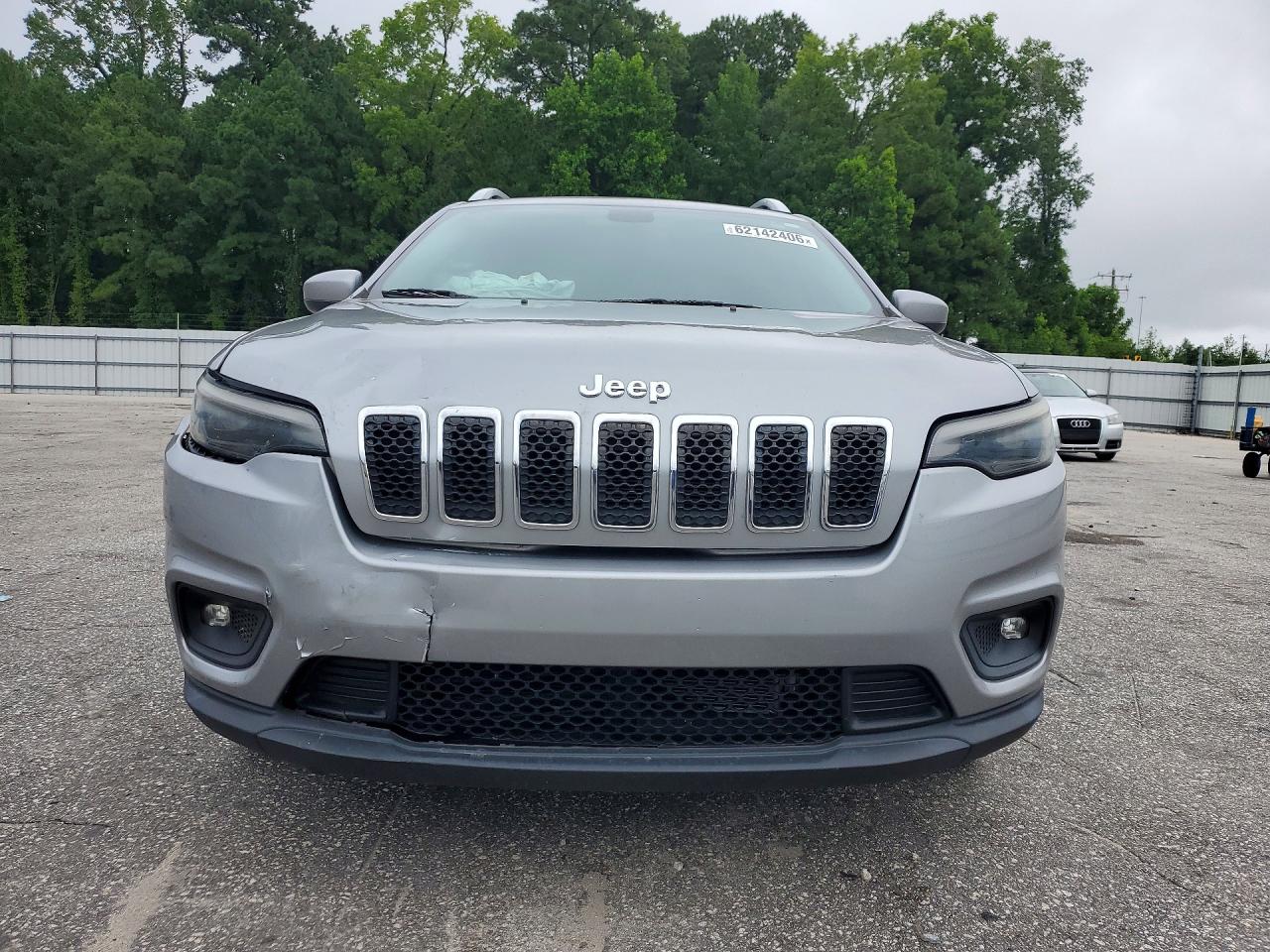 2019 Jeep Cherokee Latitude Silver vin: 1C4PJLCB7KD332412
