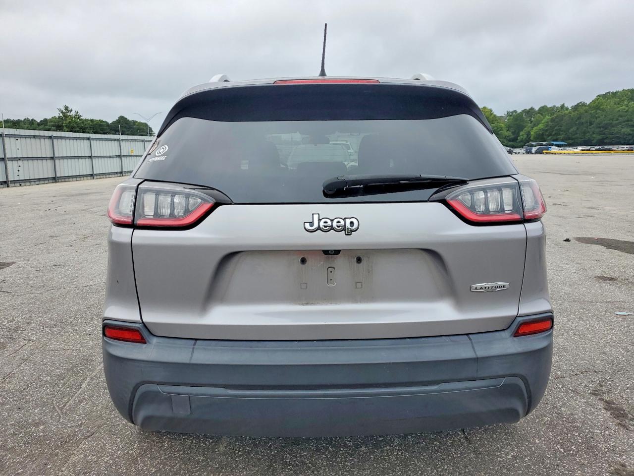2019 Jeep Cherokee Latitude Silver vin: 1C4PJLCB7KD332412