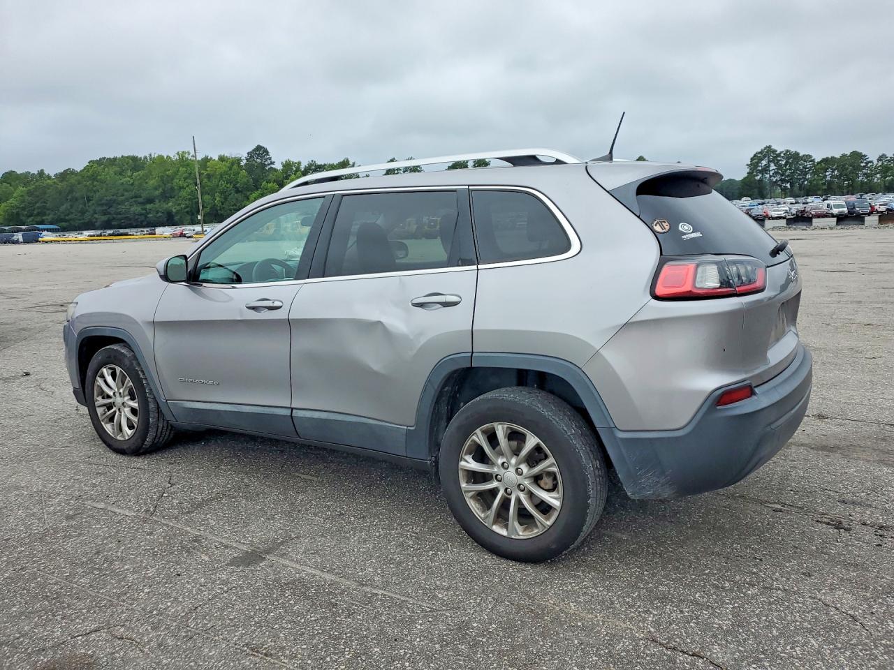 2019 Jeep Cherokee Latitude Silver vin: 1C4PJLCB7KD332412