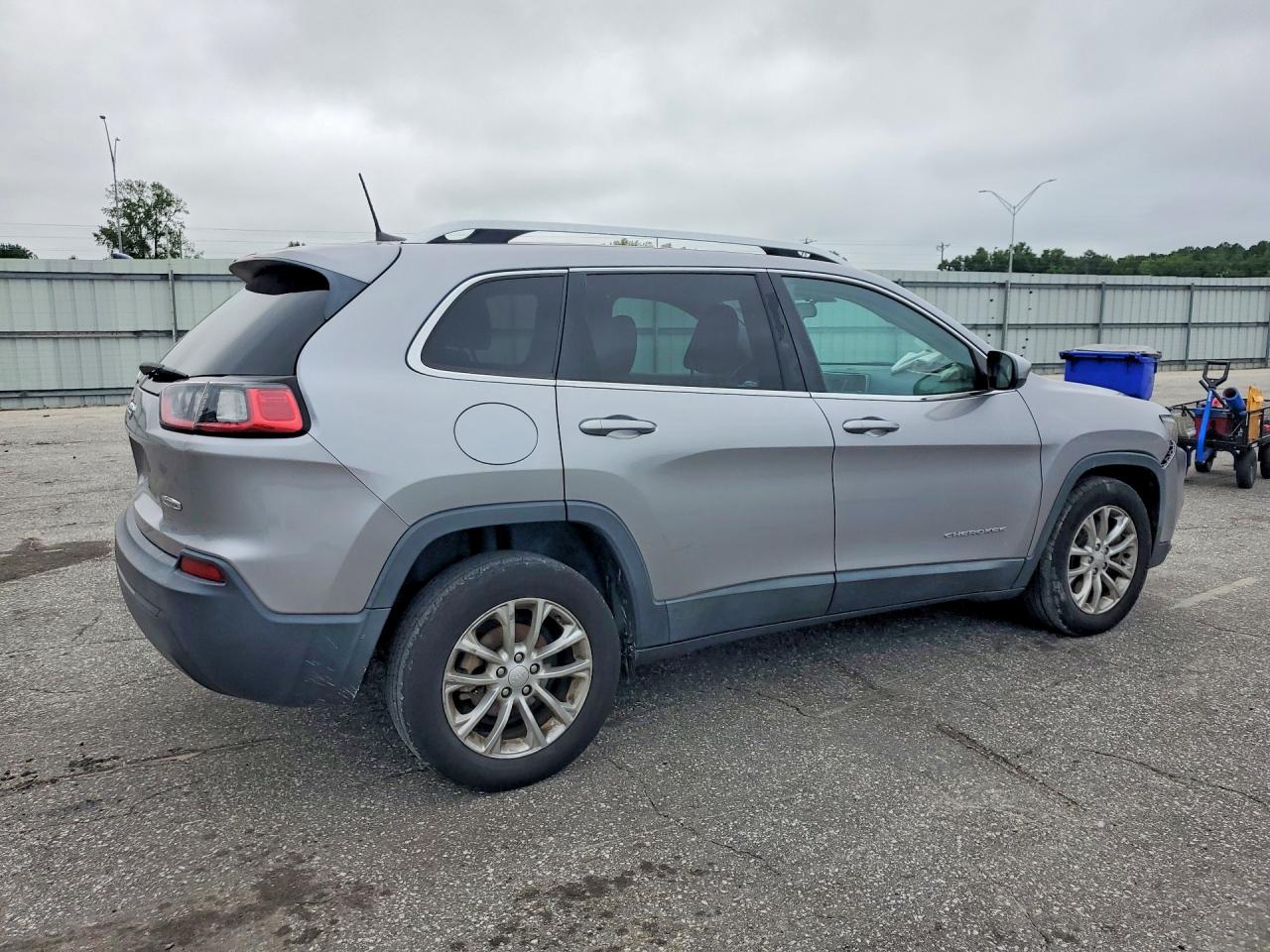 2019 Jeep Cherokee Latitude Silver vin: 1C4PJLCB7KD332412