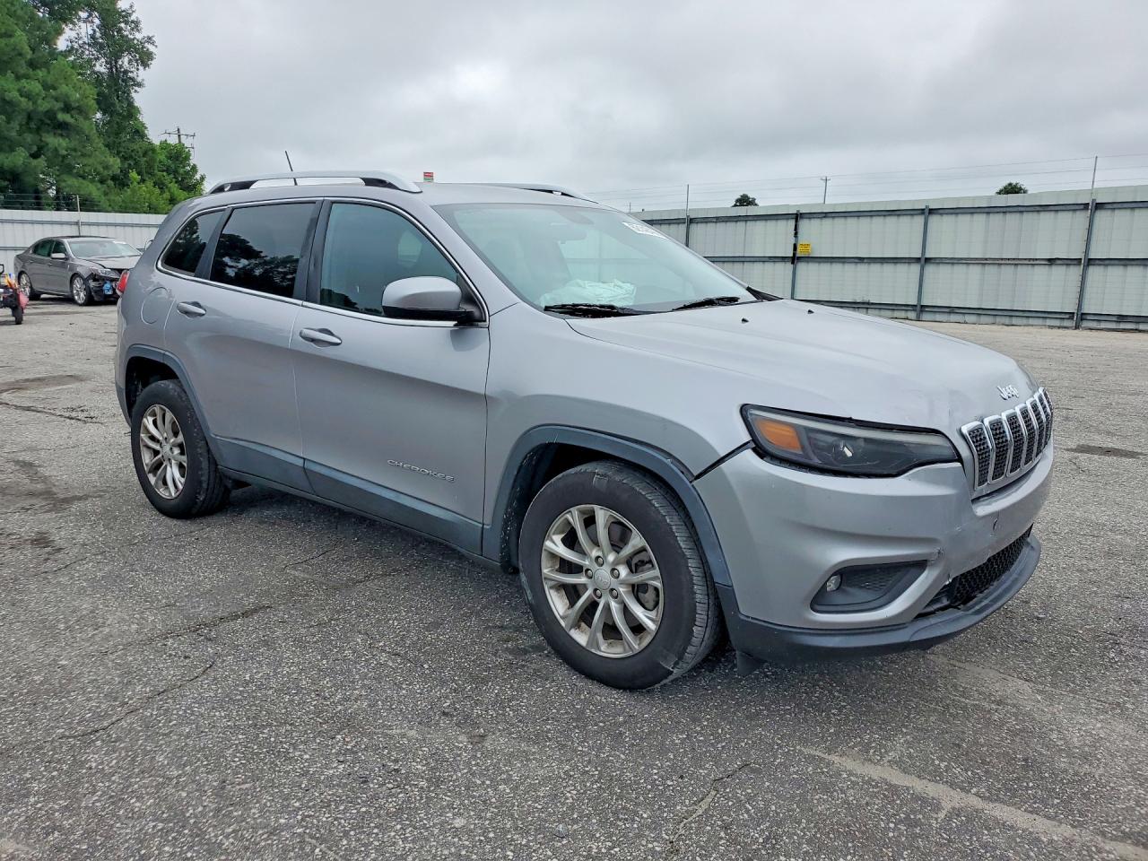 2019 Jeep Cherokee Latitude Silver vin: 1C4PJLCB7KD332412