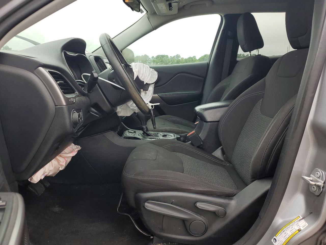 2019 Jeep Cherokee Latitude Silver vin: 1C4PJLCB7KD332412