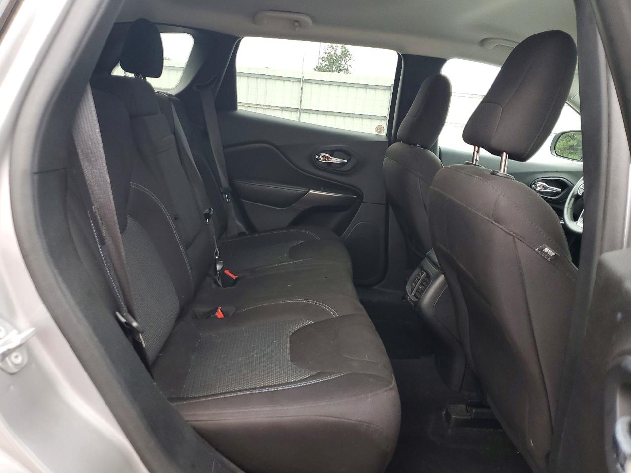 2019 Jeep Cherokee Latitude Silver vin: 1C4PJLCB7KD332412