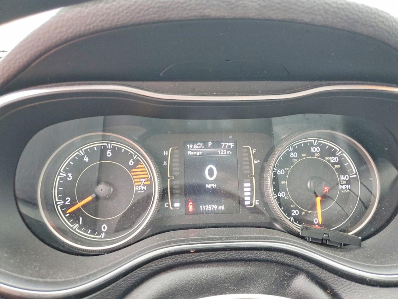 2019 Jeep Cherokee Latitude Silver vin: 1C4PJLCB7KD332412