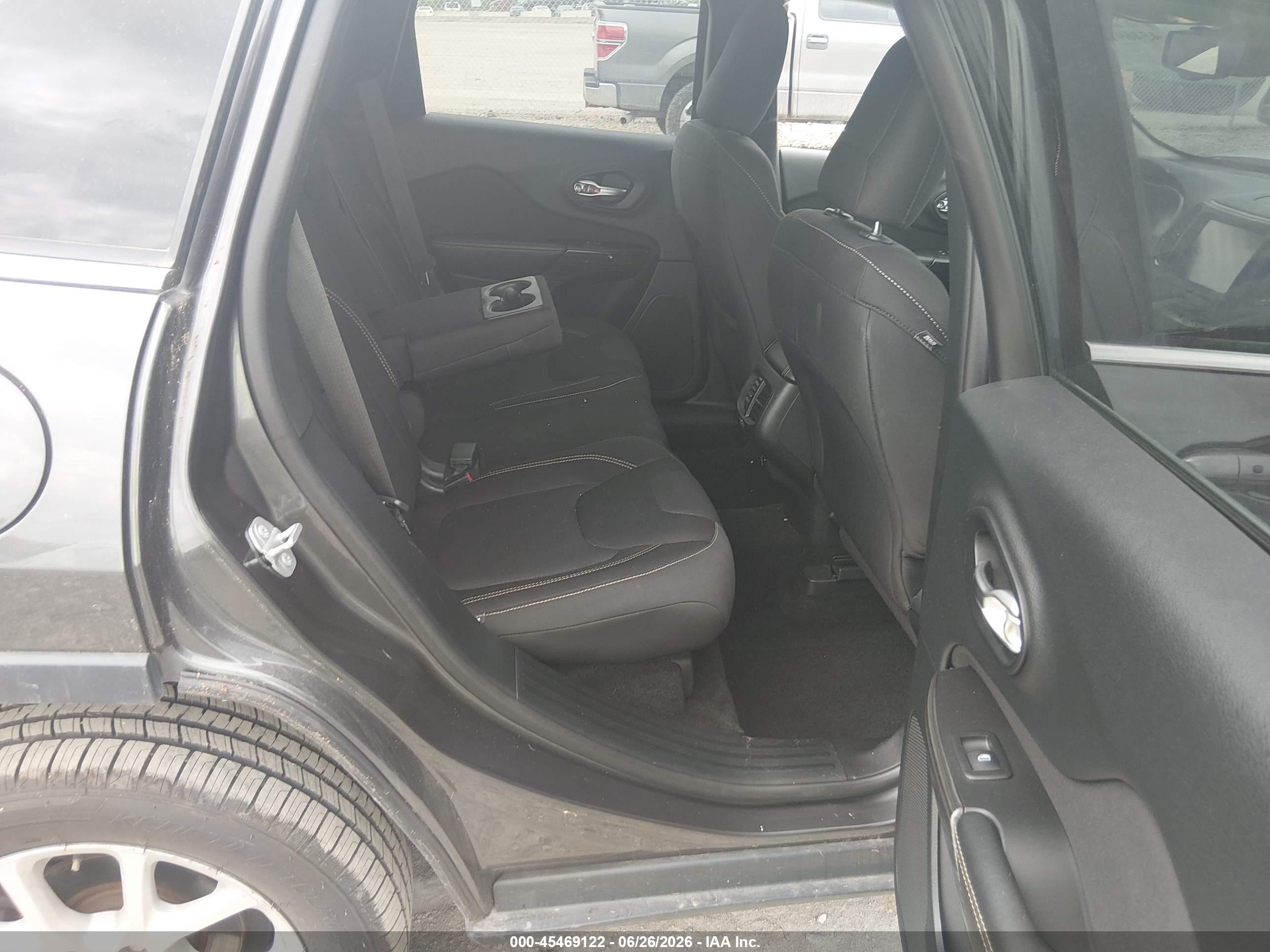 2015 Jeep Cherokee Latitude Gray vin: 1C4PJLCB8FW507874