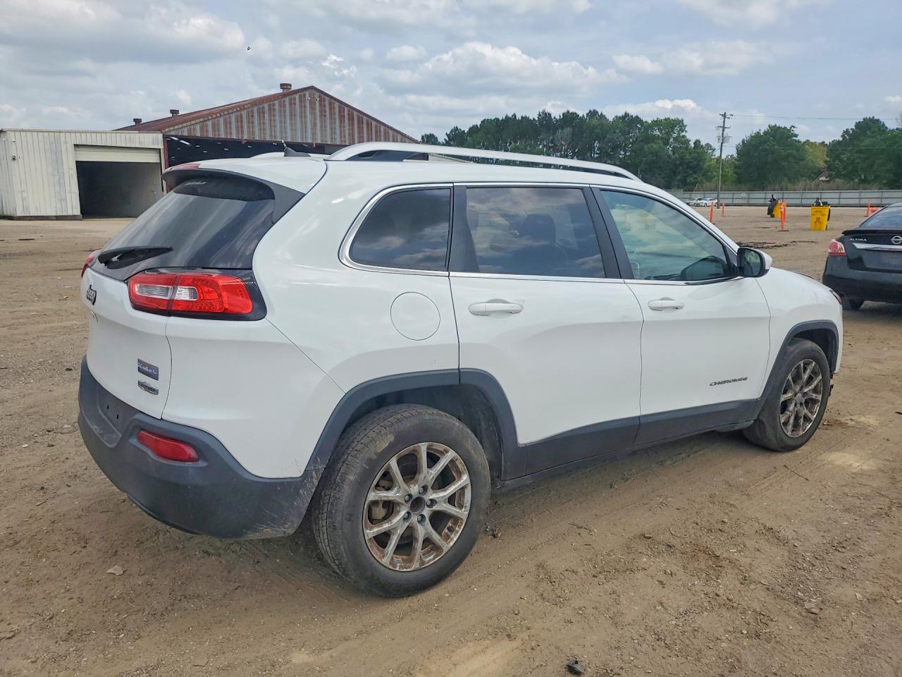 2015 Jeep Cherokee Latitude White vin: 1C4PJLCB8FW566889