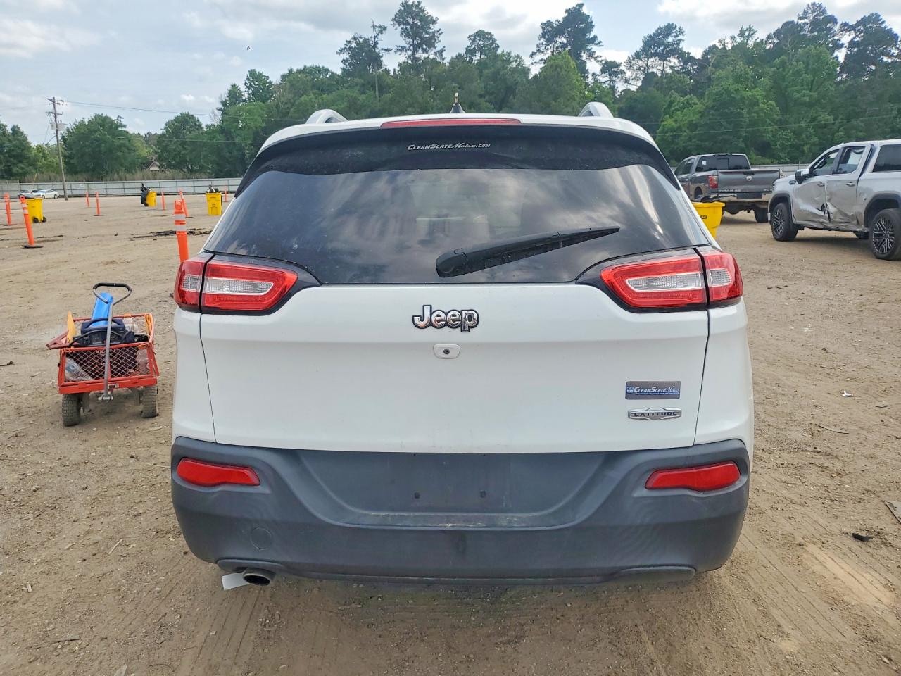 2015 Jeep Cherokee Latitude White vin: 1C4PJLCB8FW566889