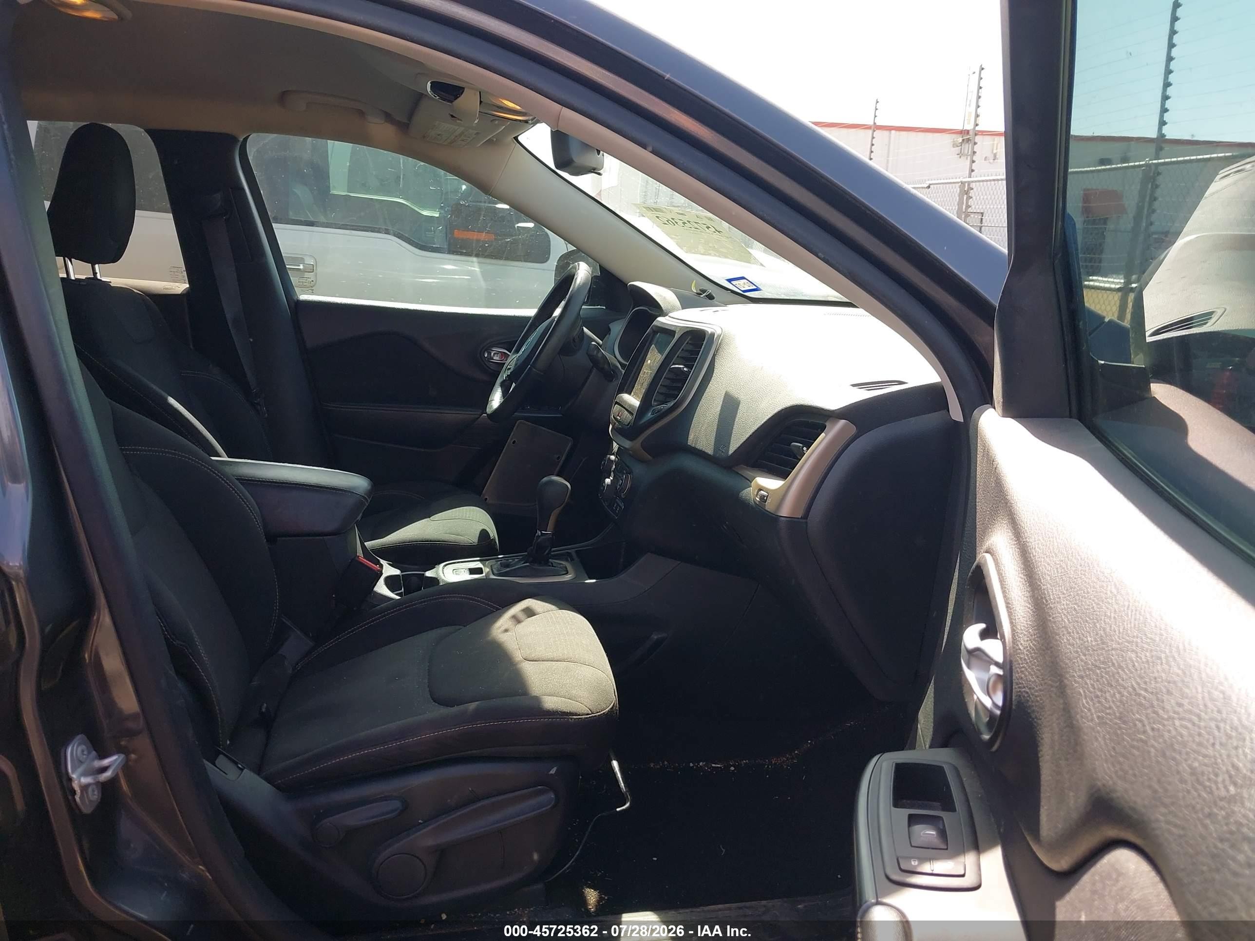 2015 Jeep Cherokee Latitude Gray vin: 1C4PJLCB8FW573020