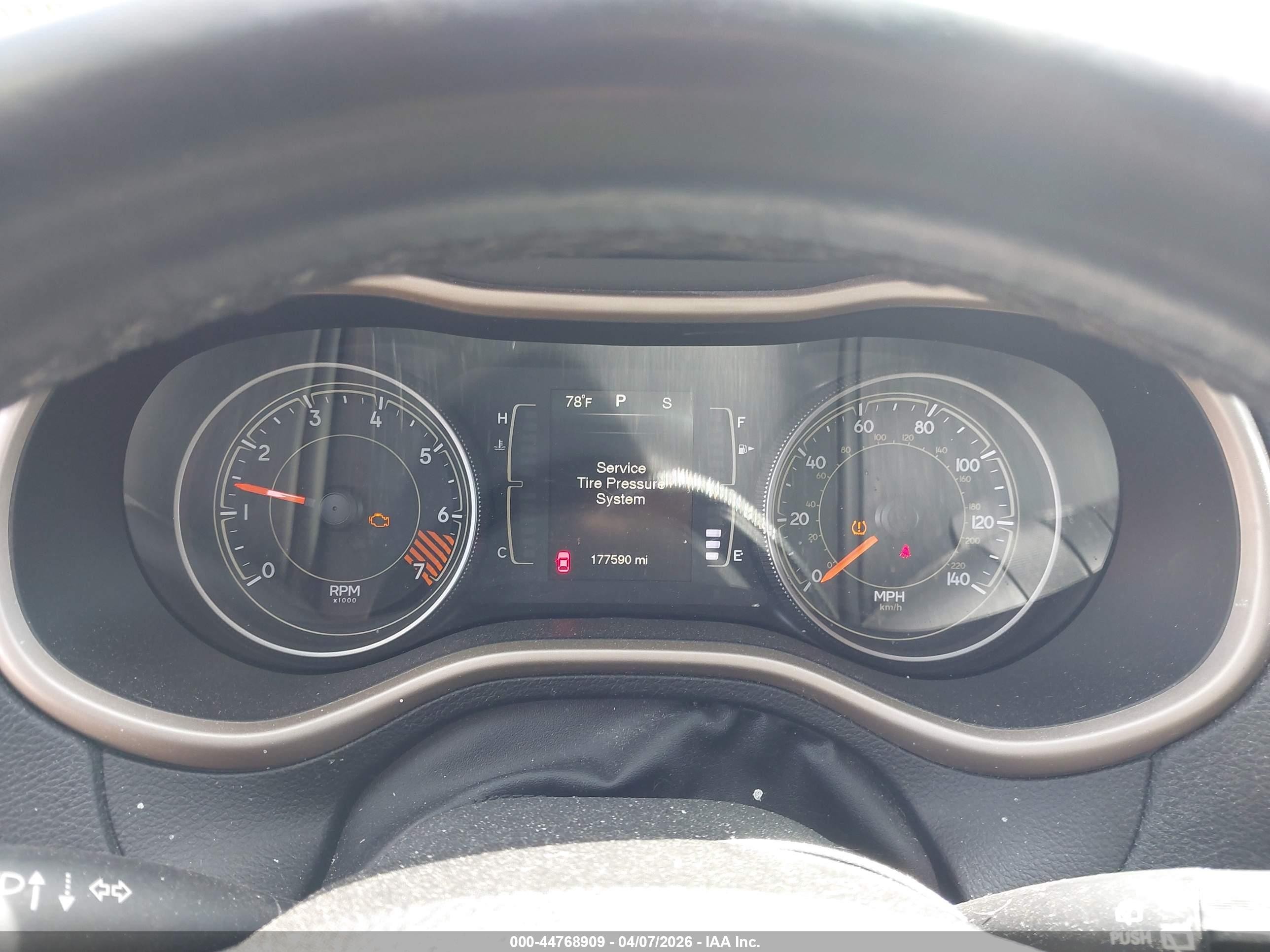 2015 Jeep Cherokee Latitude Silver vin: 1C4PJLCB8FW683677