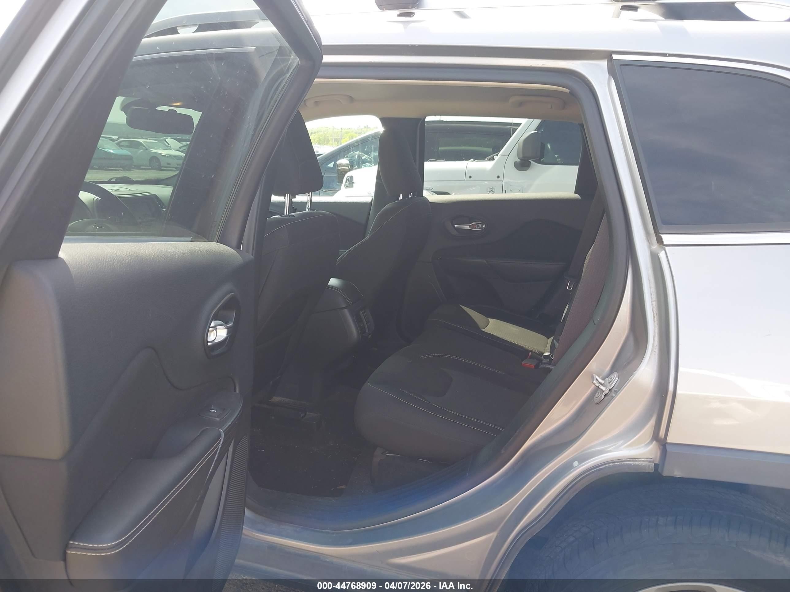 2015 Jeep Cherokee Latitude Silver vin: 1C4PJLCB8FW683677