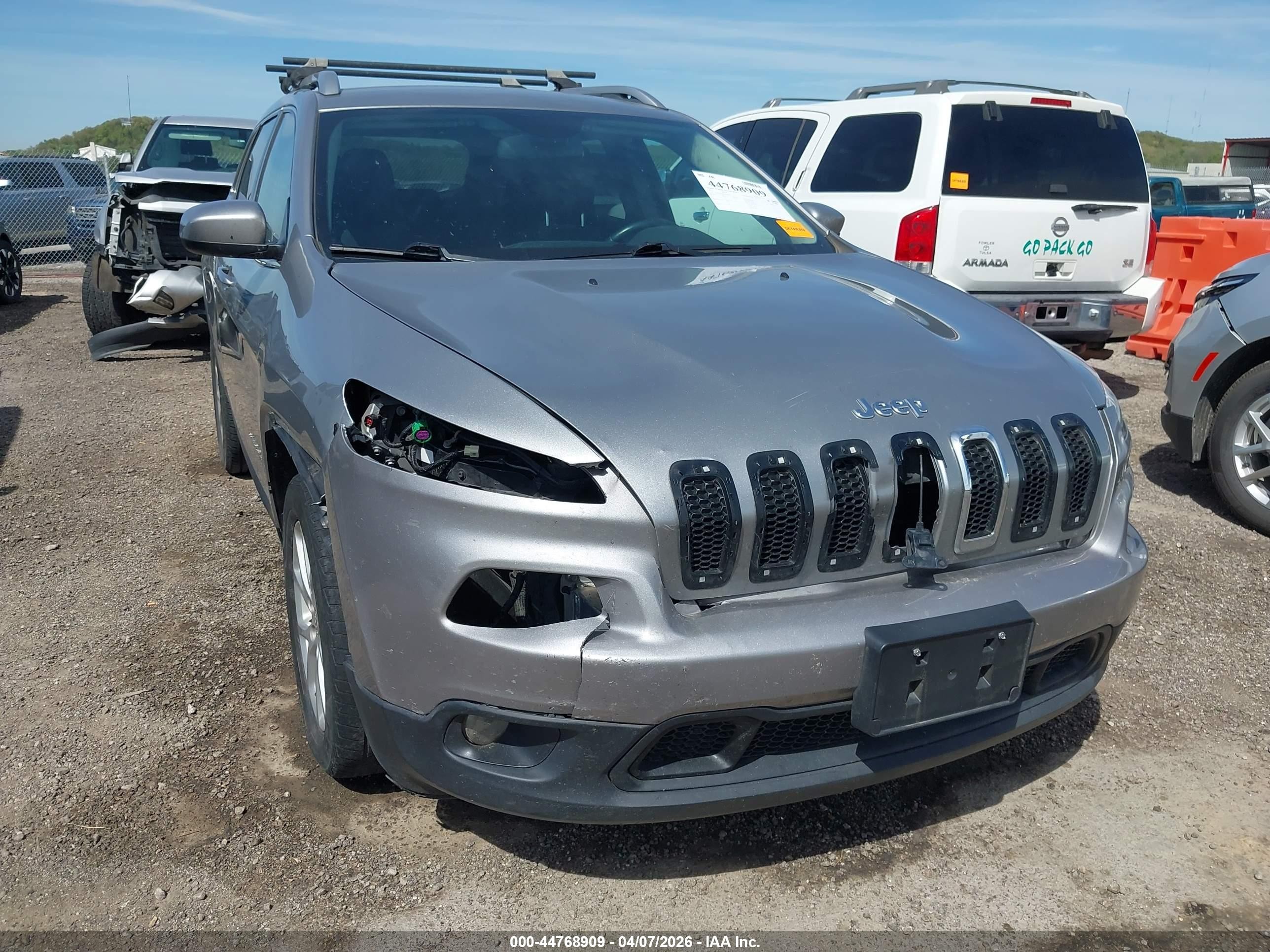 2015 Jeep Cherokee Latitude Silver vin: 1C4PJLCB8FW683677