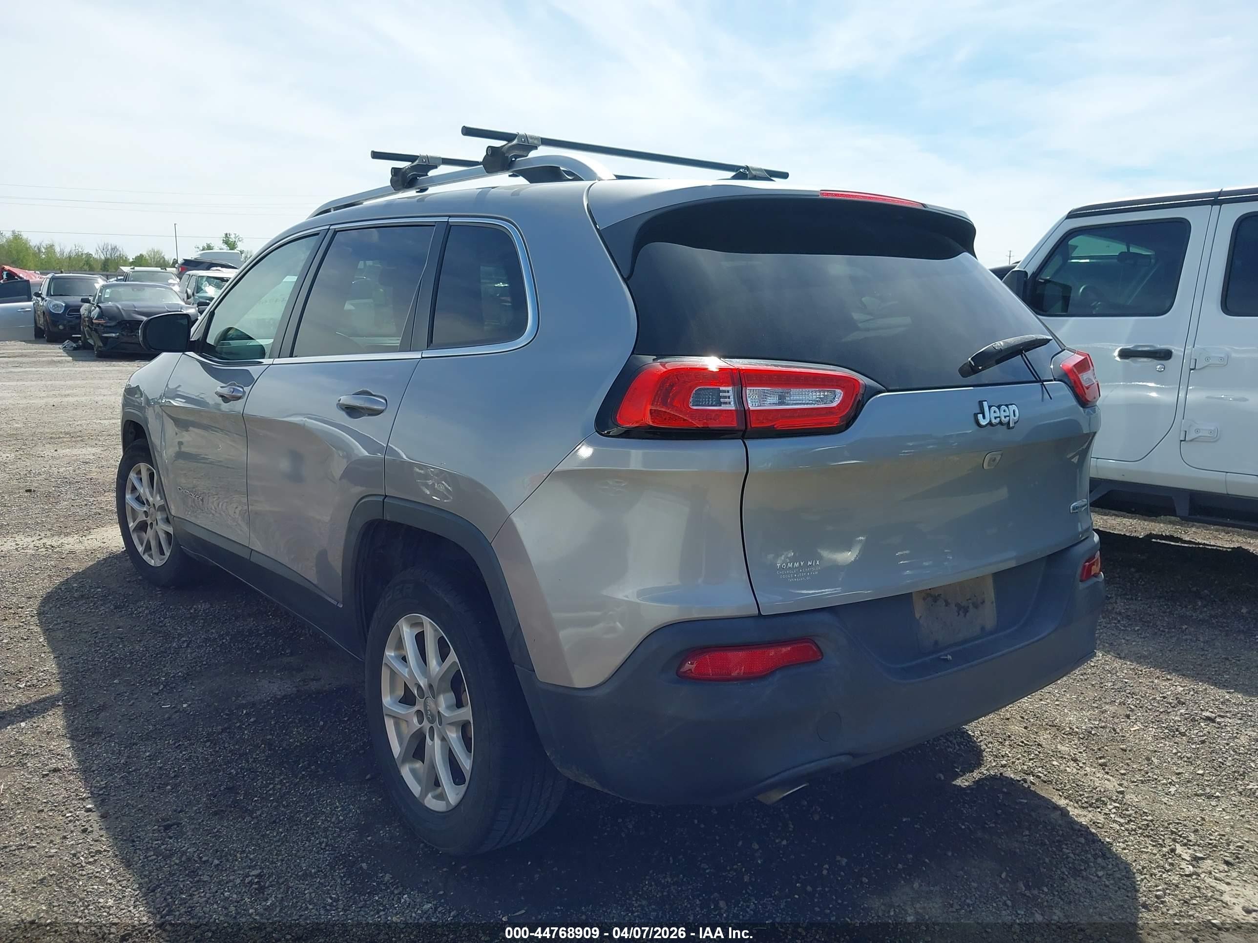 2015 Jeep Cherokee Latitude Silver vin: 1C4PJLCB8FW683677