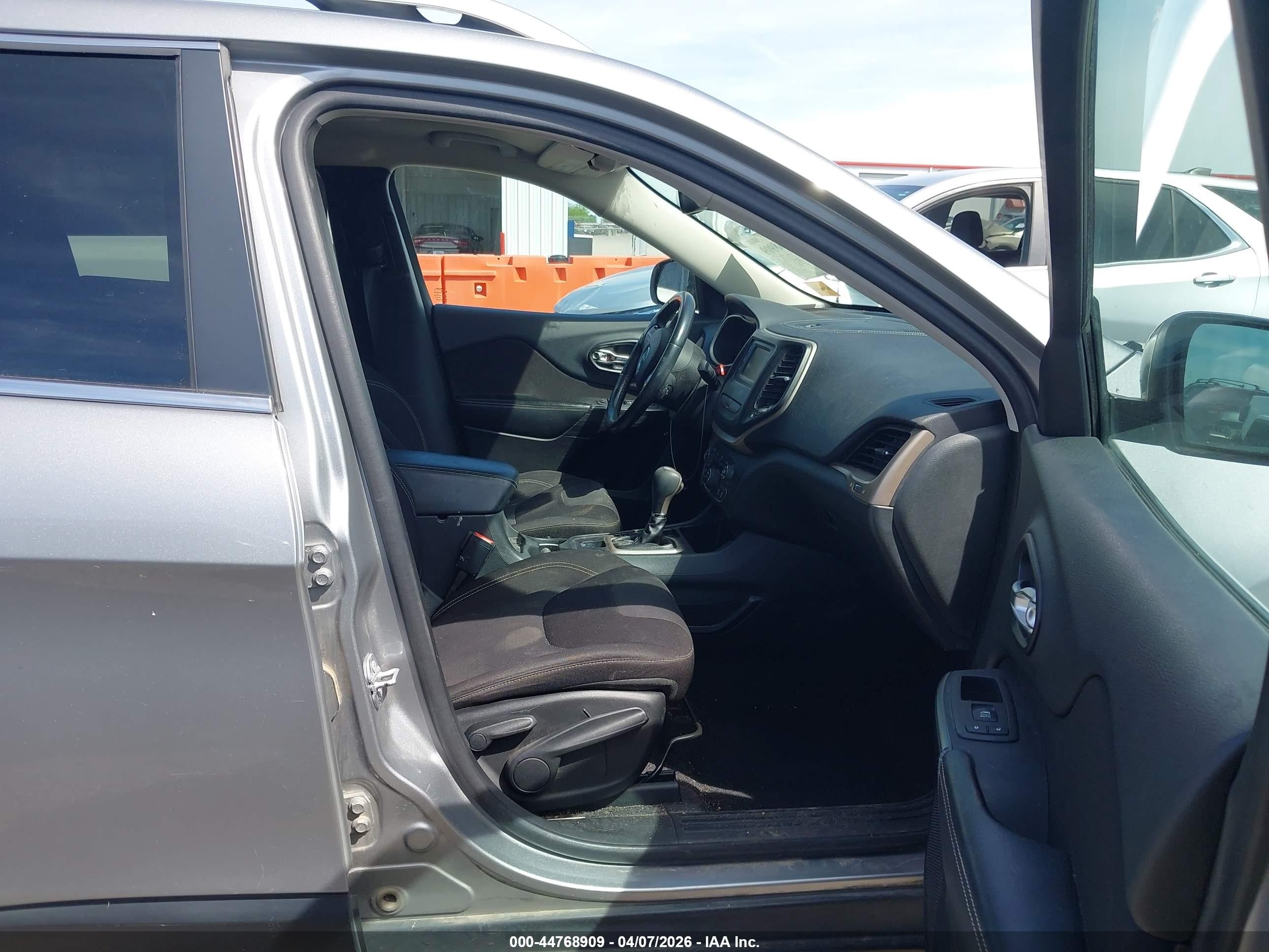 2015 Jeep Cherokee Latitude Silver vin: 1C4PJLCB8FW683677
