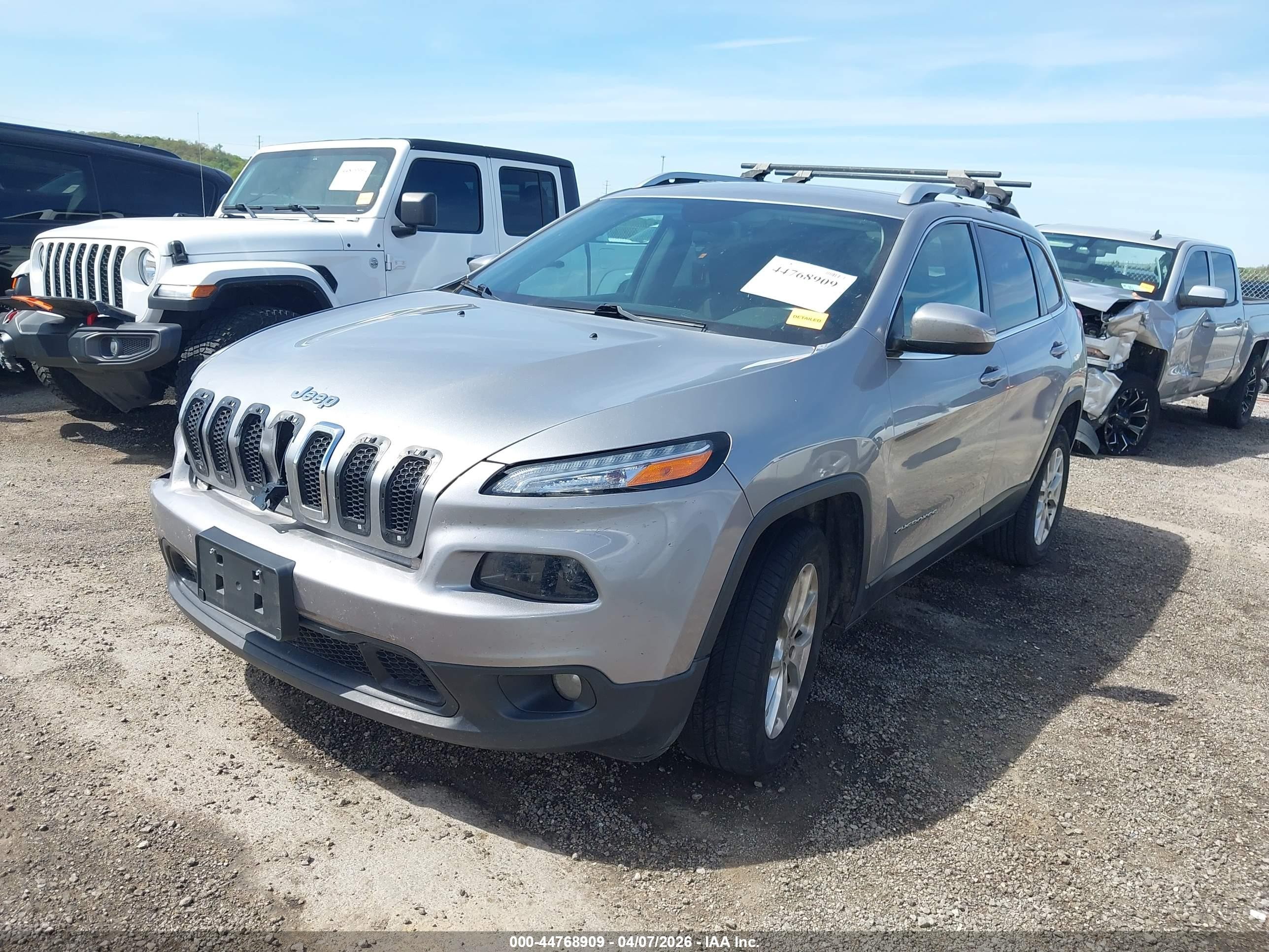 2015 Jeep Cherokee Latitude Silver vin: 1C4PJLCB8FW683677