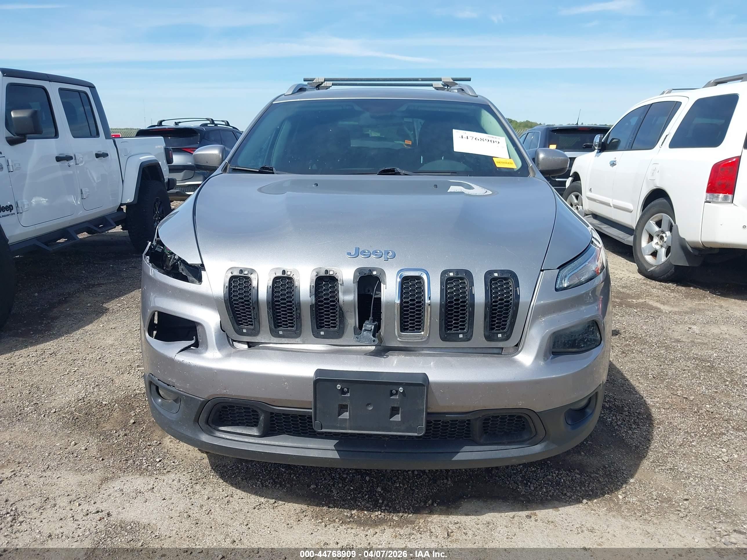 2015 Jeep Cherokee Latitude Silver vin: 1C4PJLCB8FW683677