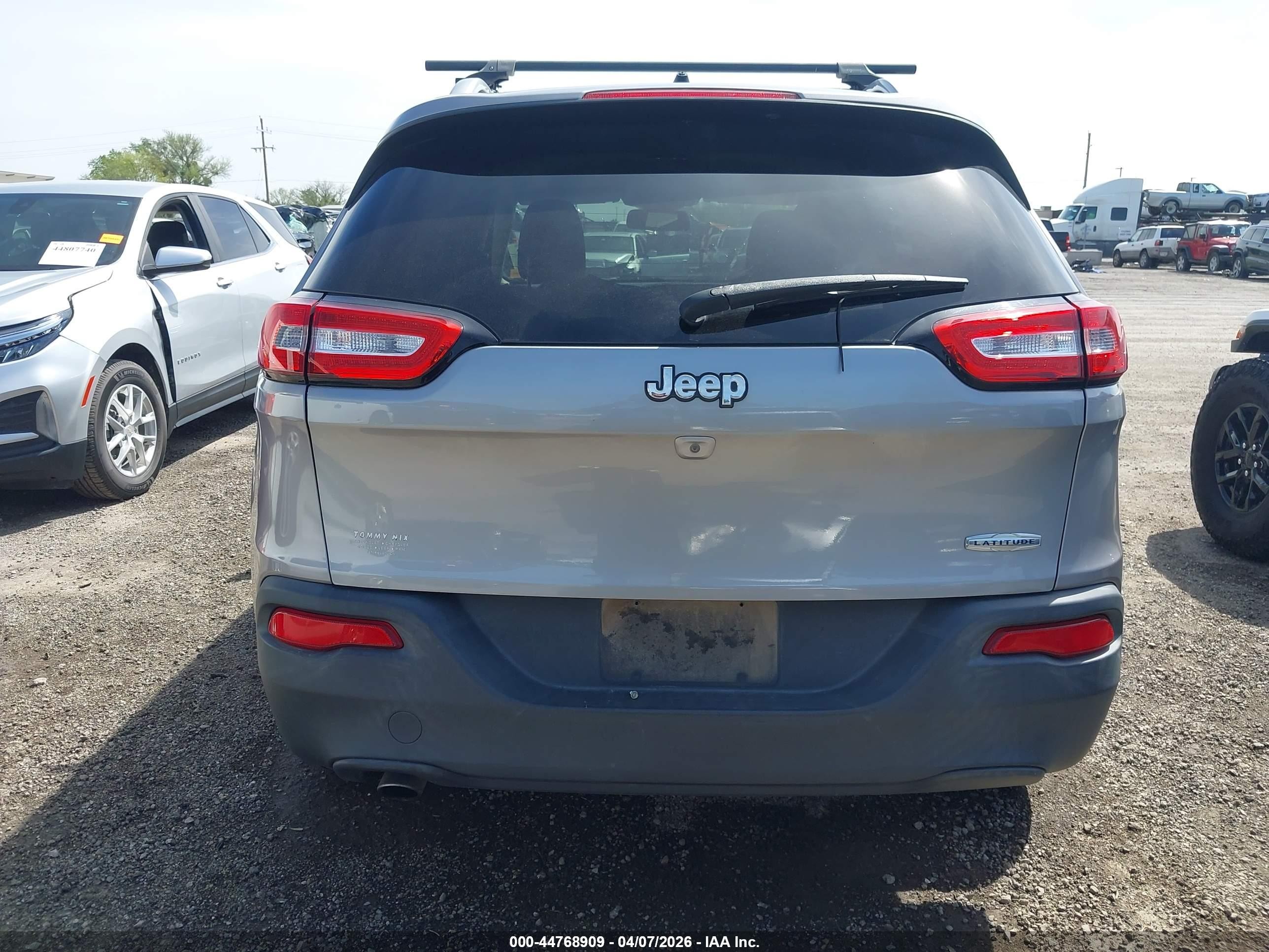 2015 Jeep Cherokee Latitude Silver vin: 1C4PJLCB8FW683677