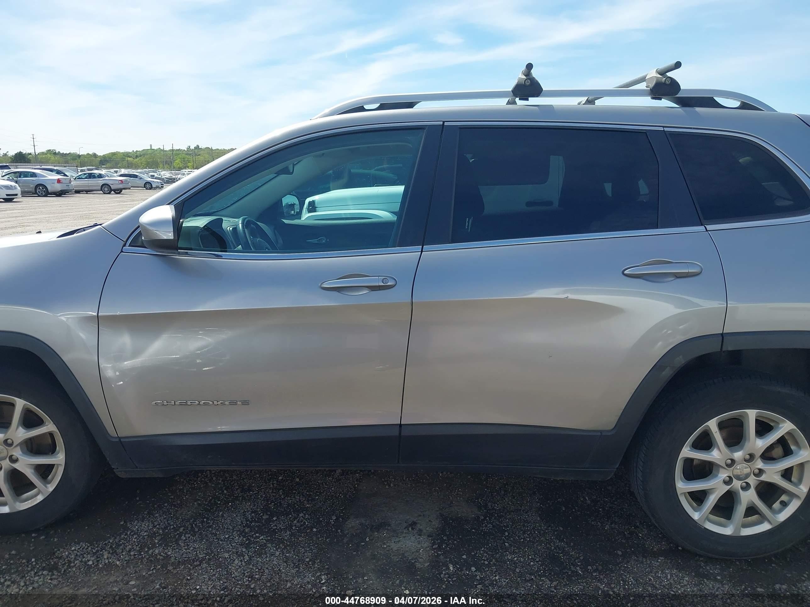 2015 Jeep Cherokee Latitude Silver vin: 1C4PJLCB8FW683677