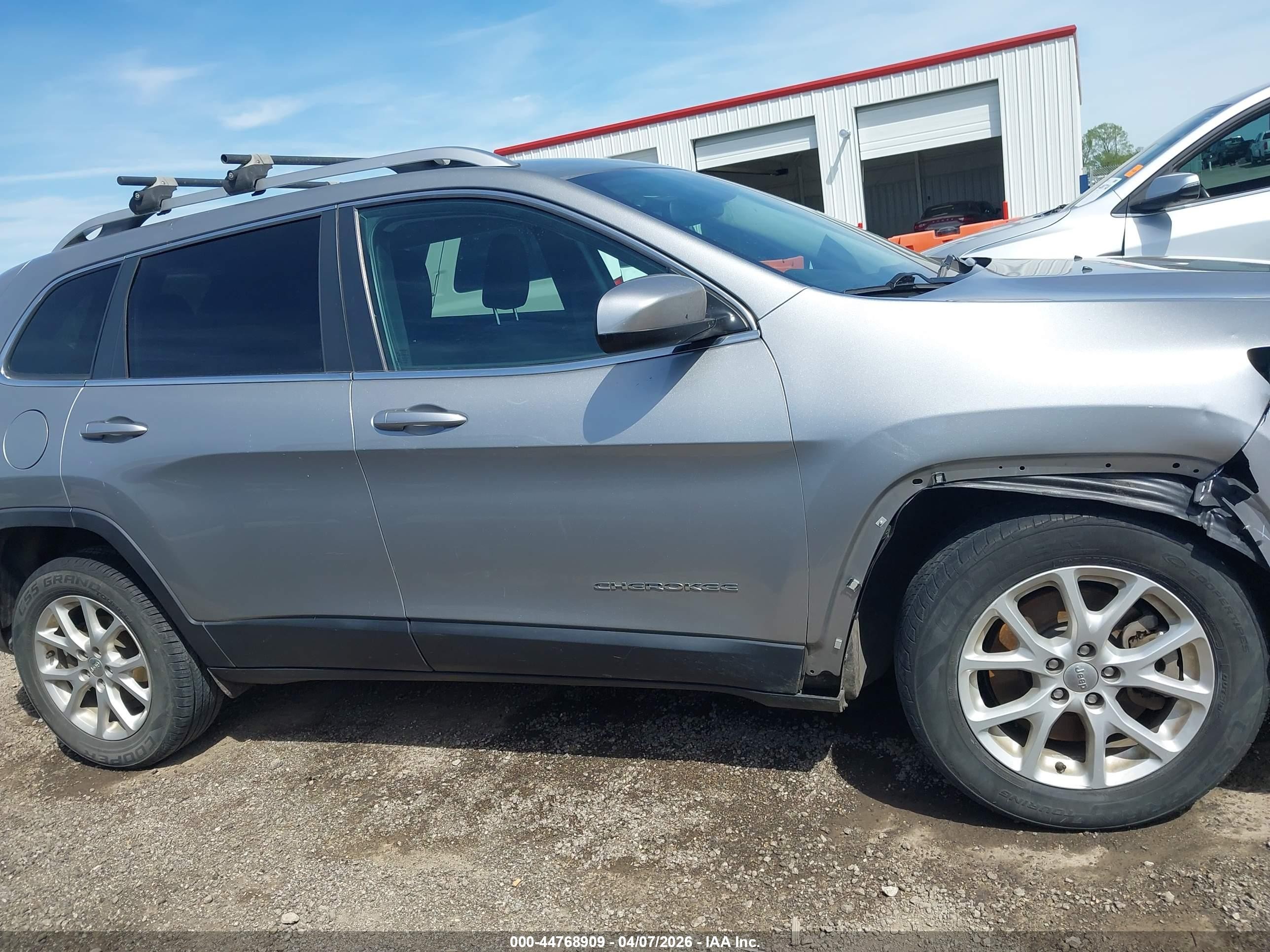 2015 Jeep Cherokee Latitude Silver vin: 1C4PJLCB8FW683677