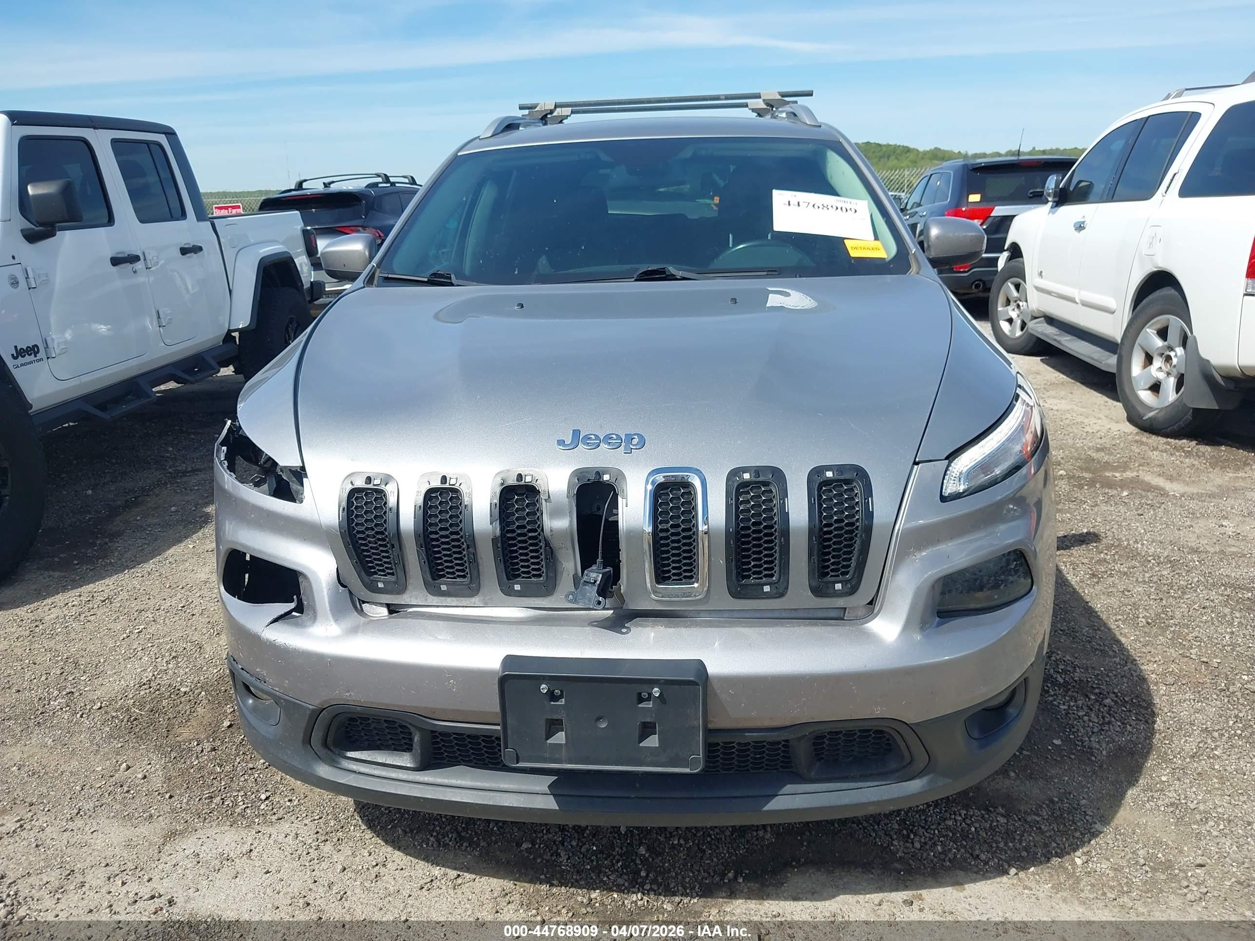 2015 Jeep Cherokee Latitude Silver vin: 1C4PJLCB8FW683677