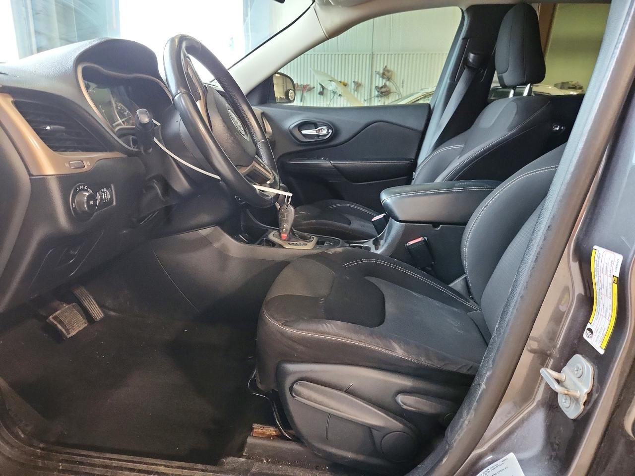 2015 Jeep Cherokee Latitude Gray vin: 1C4PJLCB8FW695473