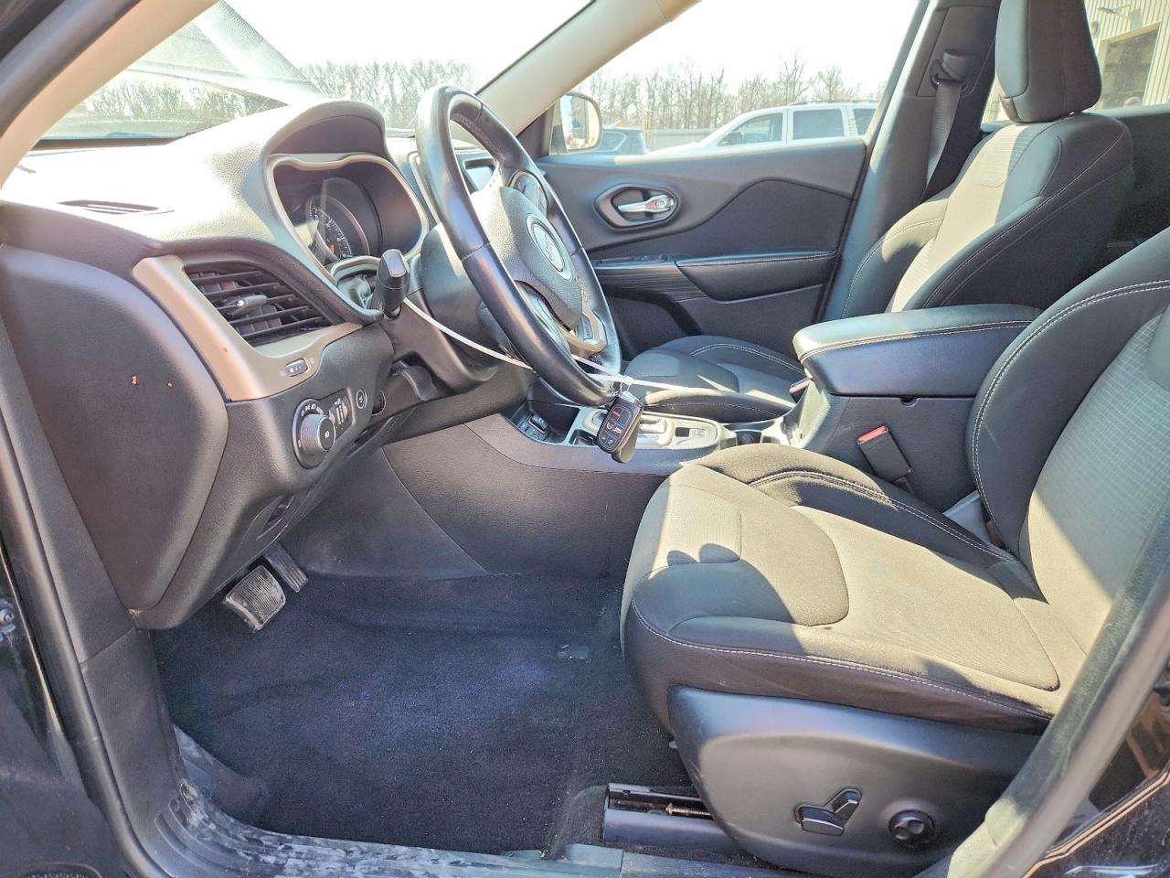 2015 Jeep Cherokee Latitude Black vin: 1C4PJLCB8FW700123
