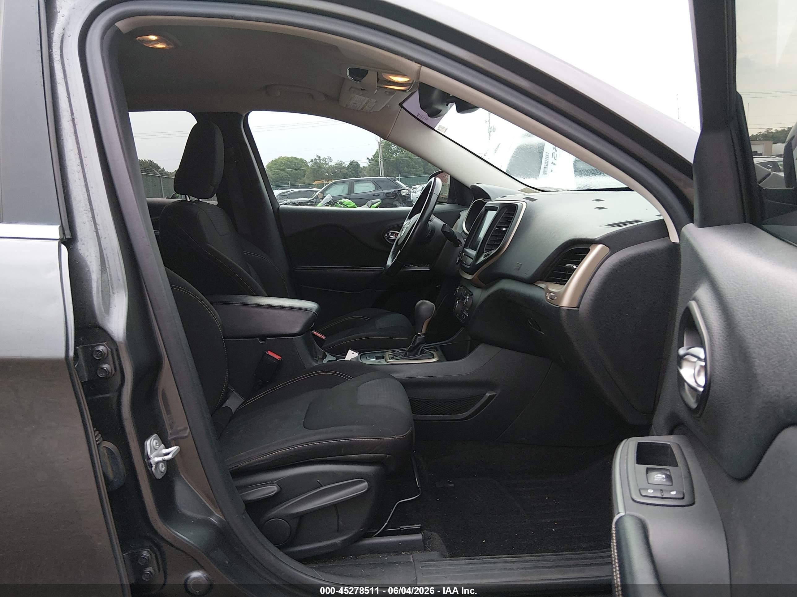 2015 Jeep Cherokee Latitude Gray vin: 1C4PJLCB8FW700140