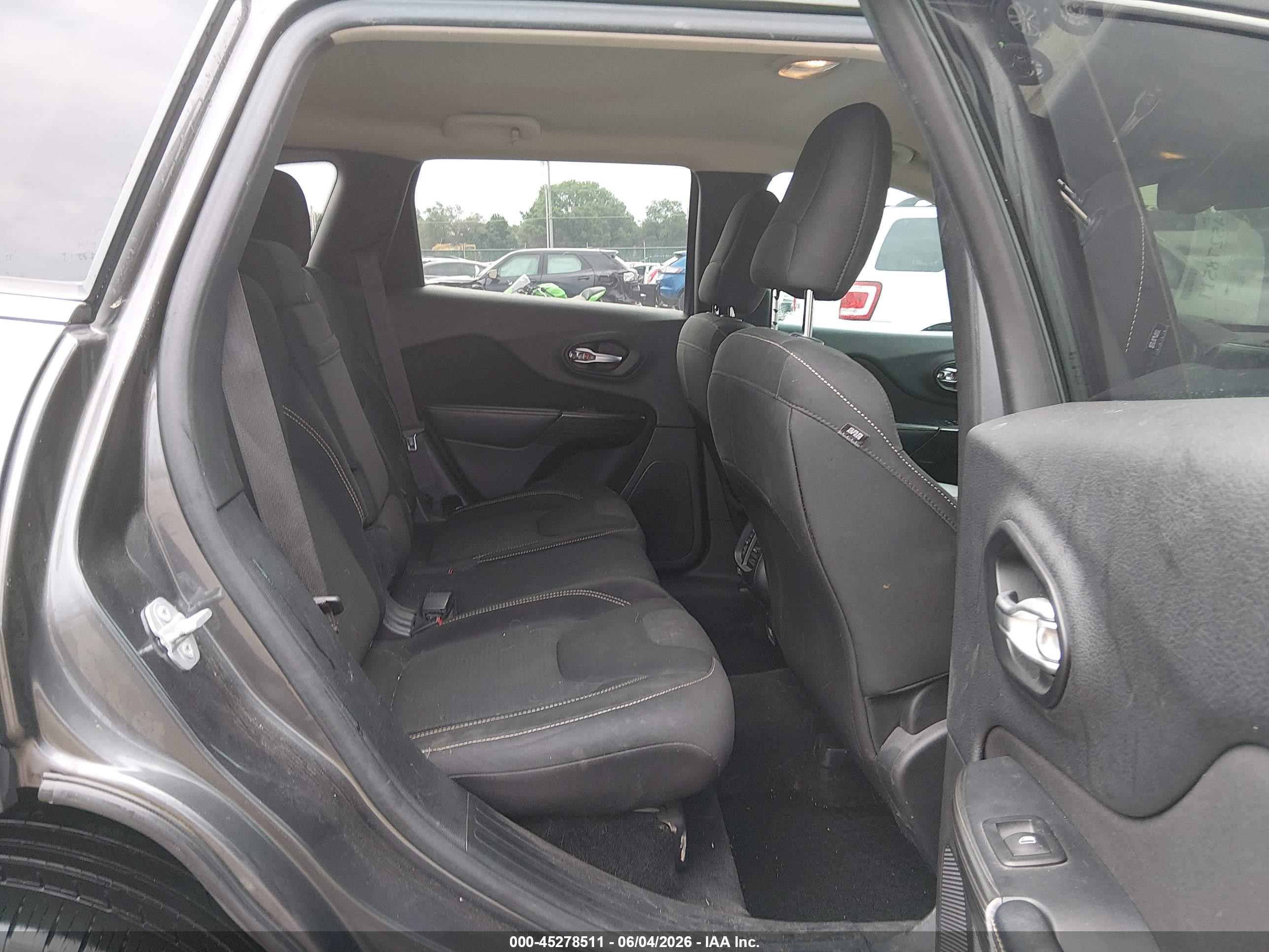 2015 Jeep Cherokee Latitude Gray vin: 1C4PJLCB8FW700140
