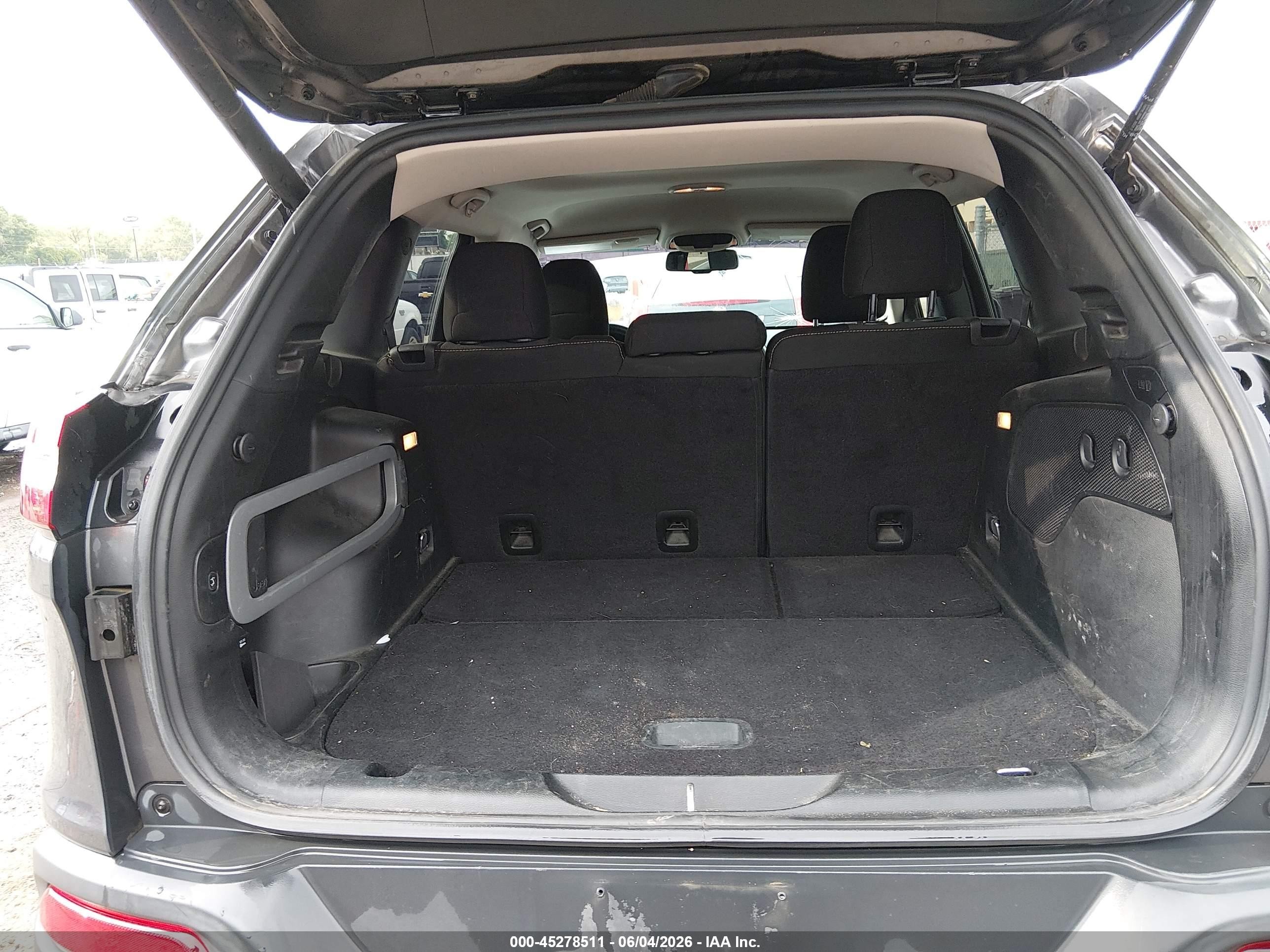 2015 Jeep Cherokee Latitude Gray vin: 1C4PJLCB8FW700140