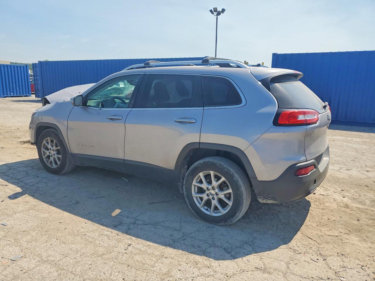 2018 Jeep Cherokee Latitude Silver vin: 1C4PJLCB8JD605372