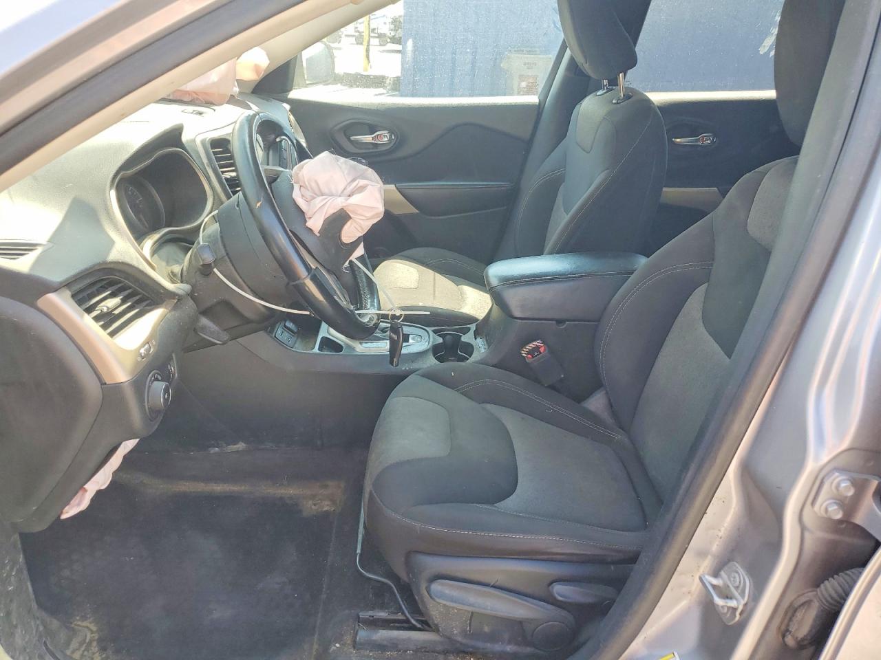 2018 Jeep Cherokee Latitude Silver vin: 1C4PJLCB8JD605372