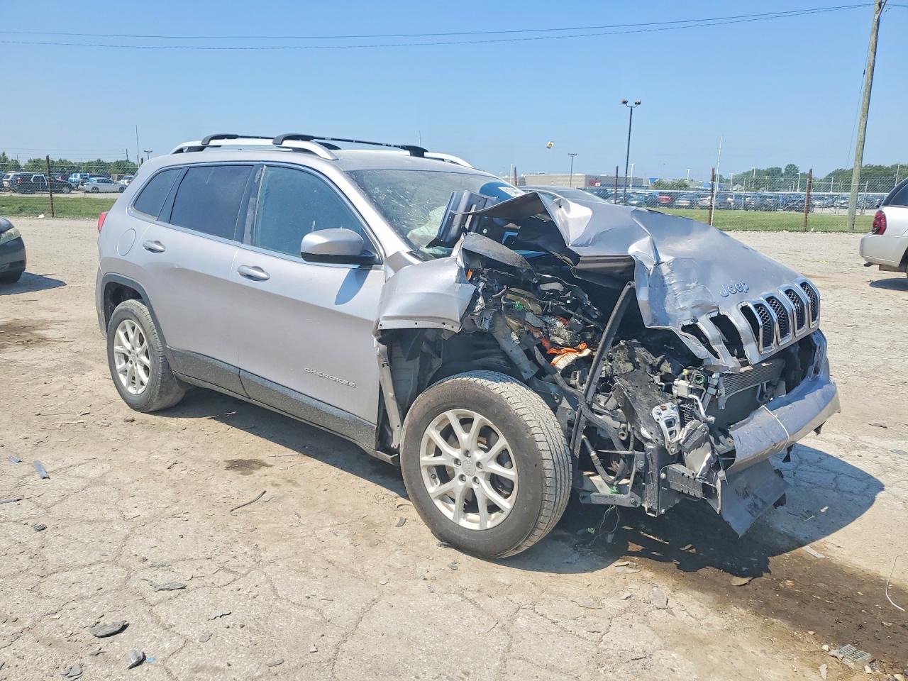2018 Jeep Cherokee Latitude Silver vin: 1C4PJLCB8JD605372