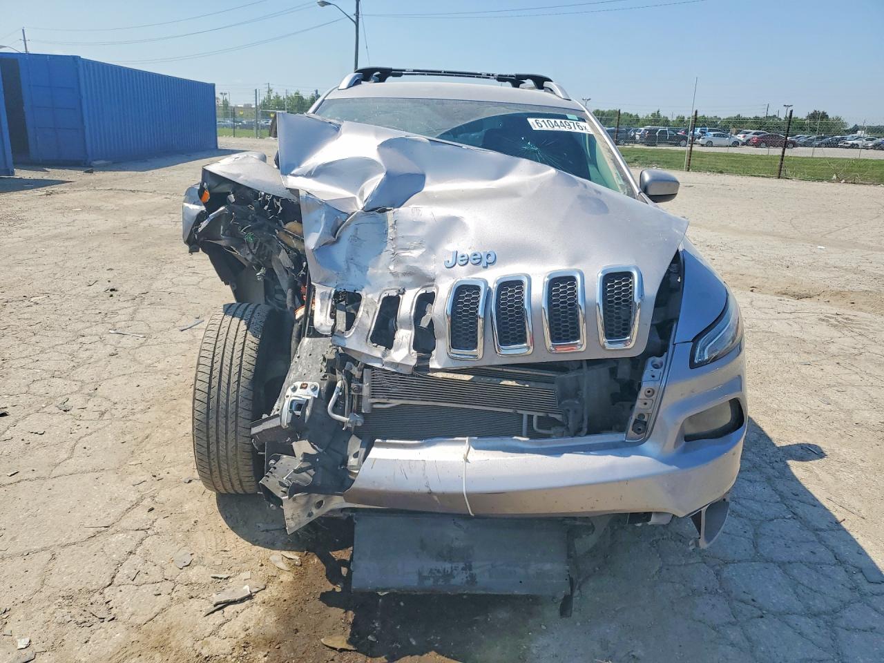 2018 Jeep Cherokee Latitude Silver vin: 1C4PJLCB8JD605372