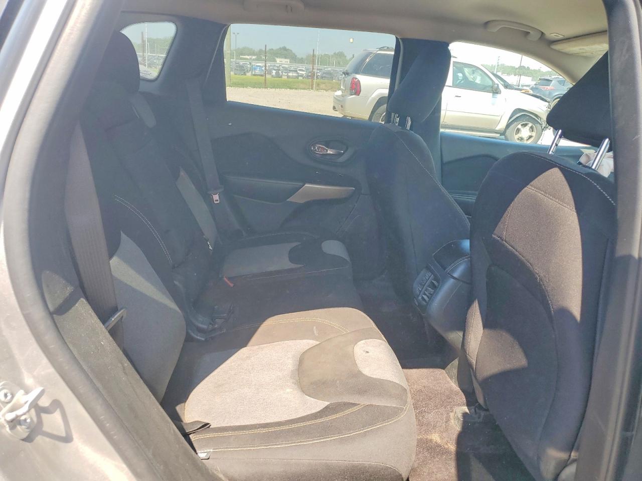 2018 Jeep Cherokee Latitude Silver vin: 1C4PJLCB8JD605372