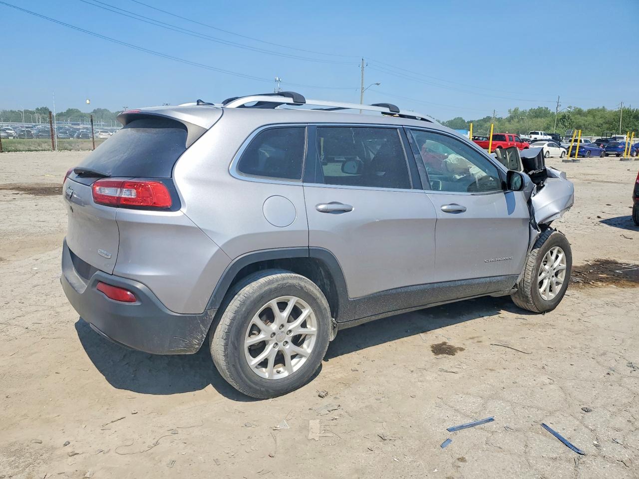 2018 Jeep Cherokee Latitude Silver vin: 1C4PJLCB8JD605372