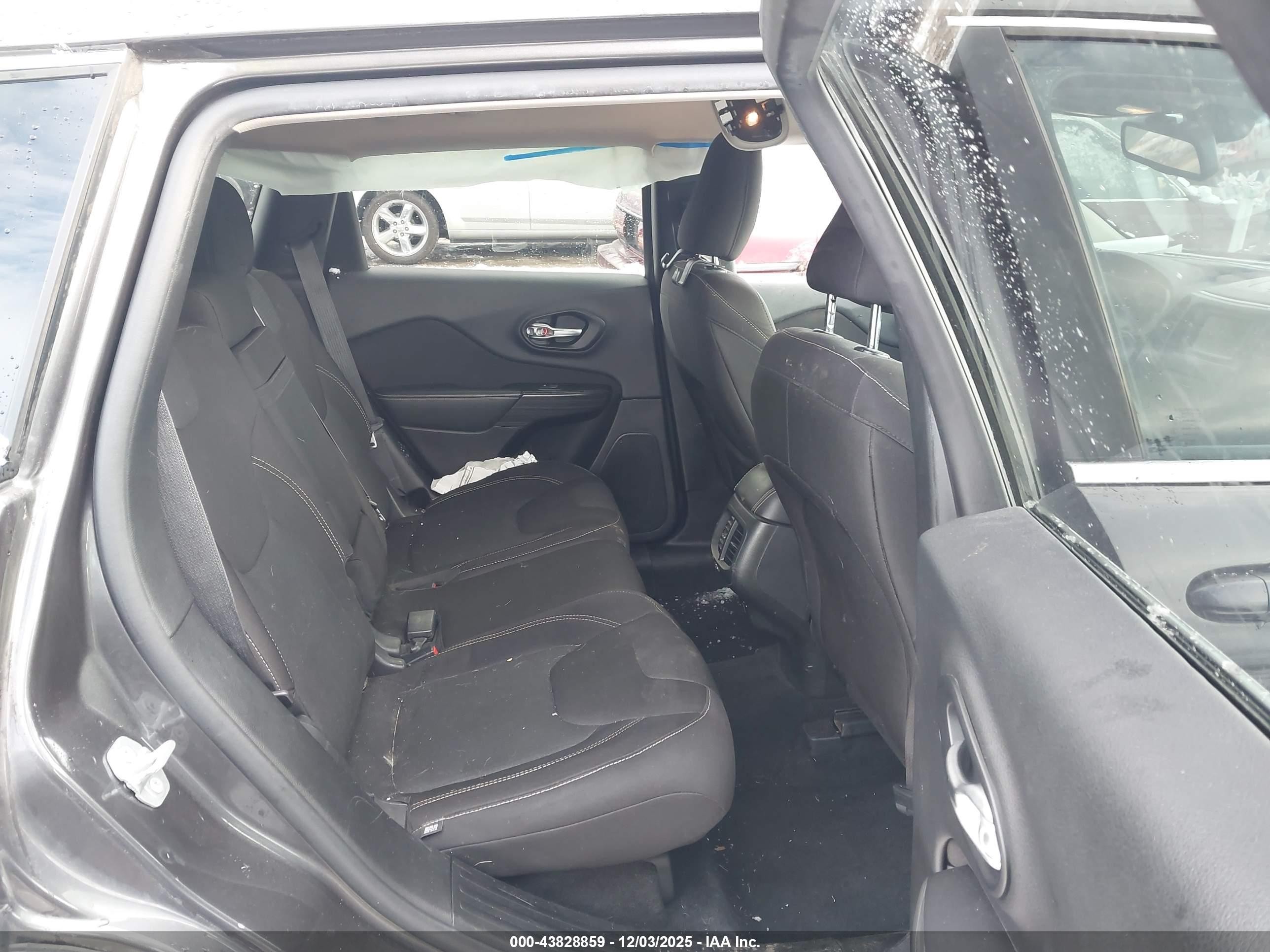 2015 Jeep Cherokee Latitude Gray vin: 1C4PJLCB9FW584320