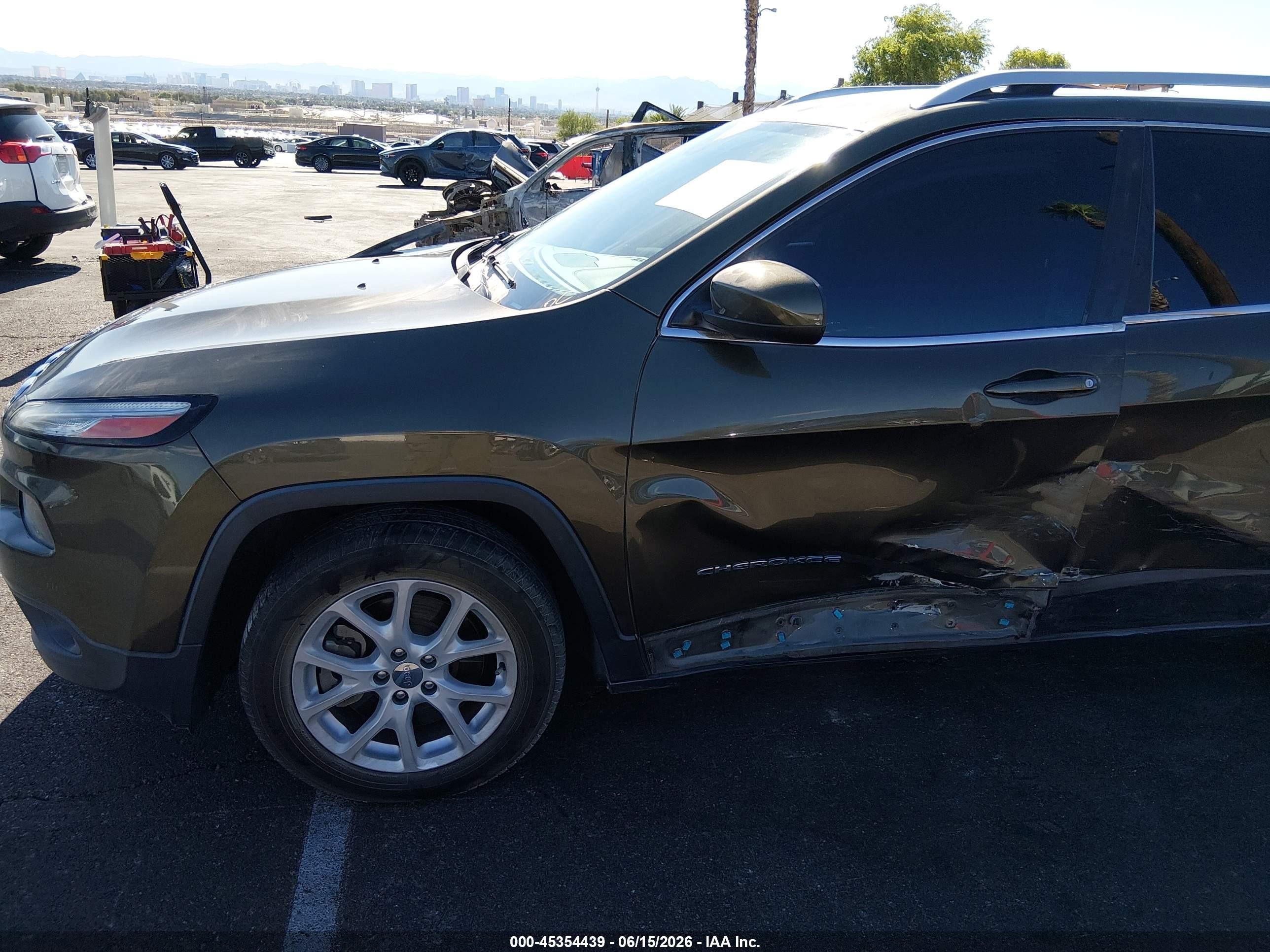2015 Jeep Cherokee Latitude Green vin: 1C4PJLCB9FW627957