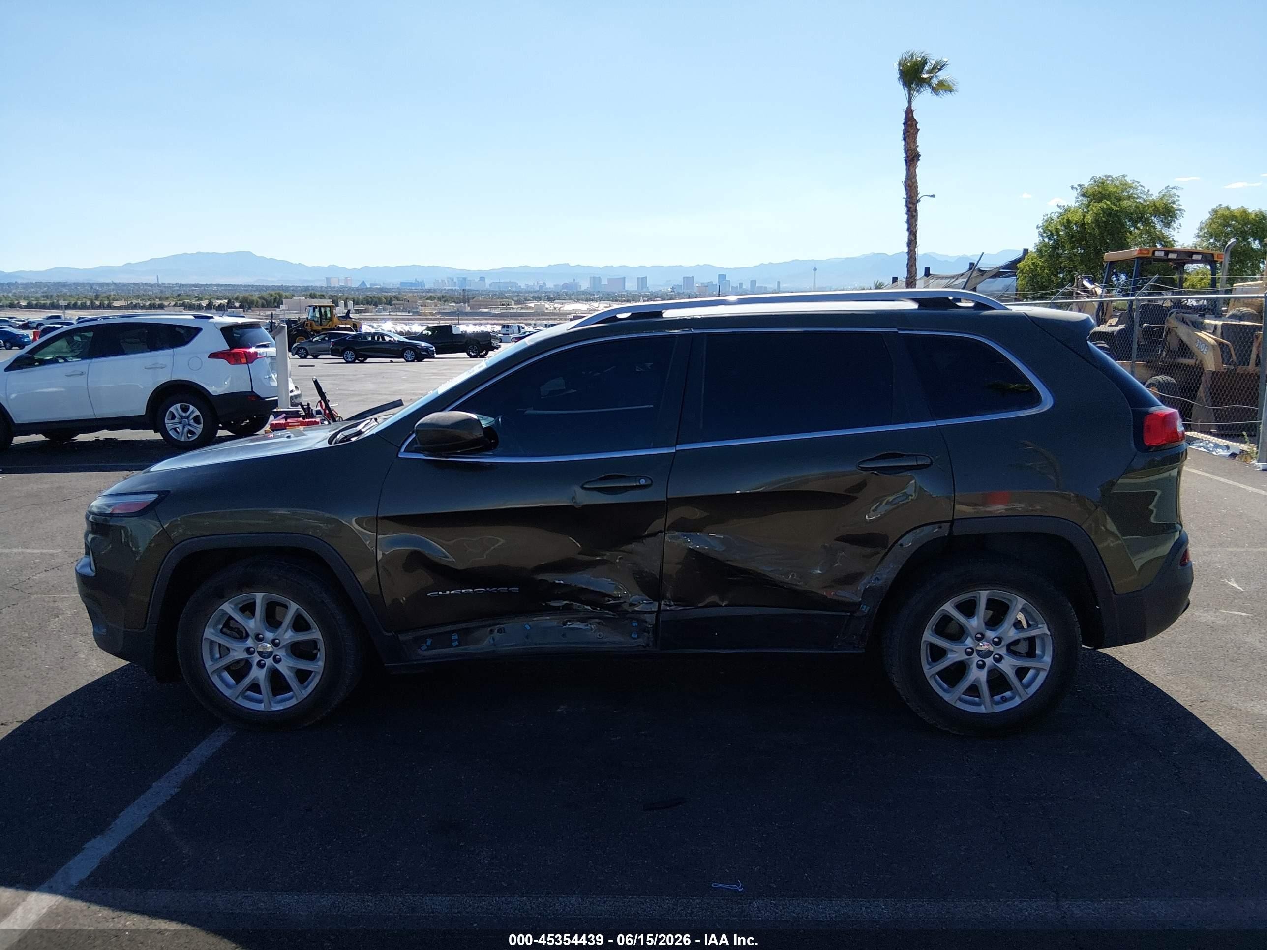 2015 Jeep Cherokee Latitude Green vin: 1C4PJLCB9FW627957