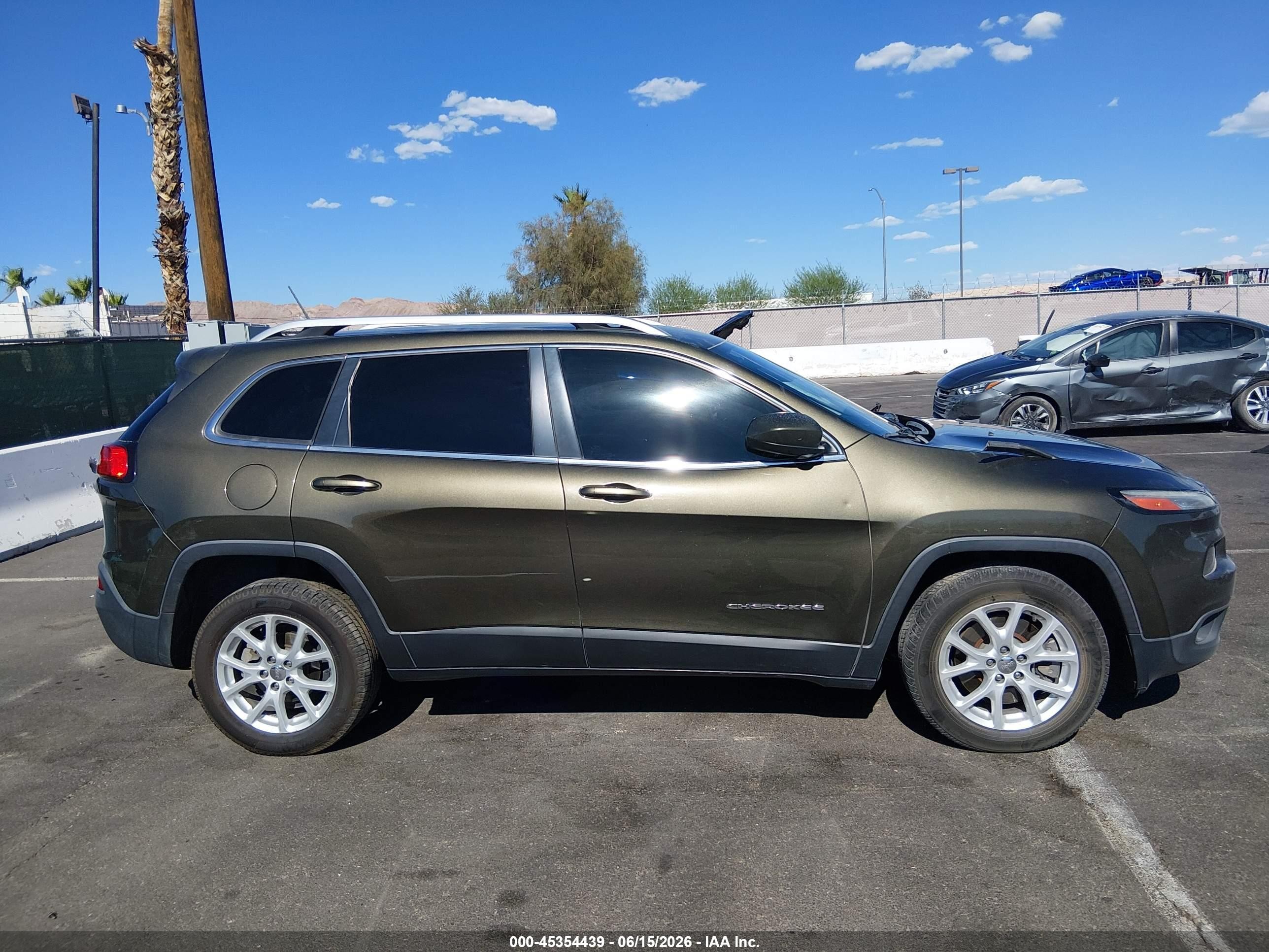 2015 Jeep Cherokee Latitude Green vin: 1C4PJLCB9FW627957