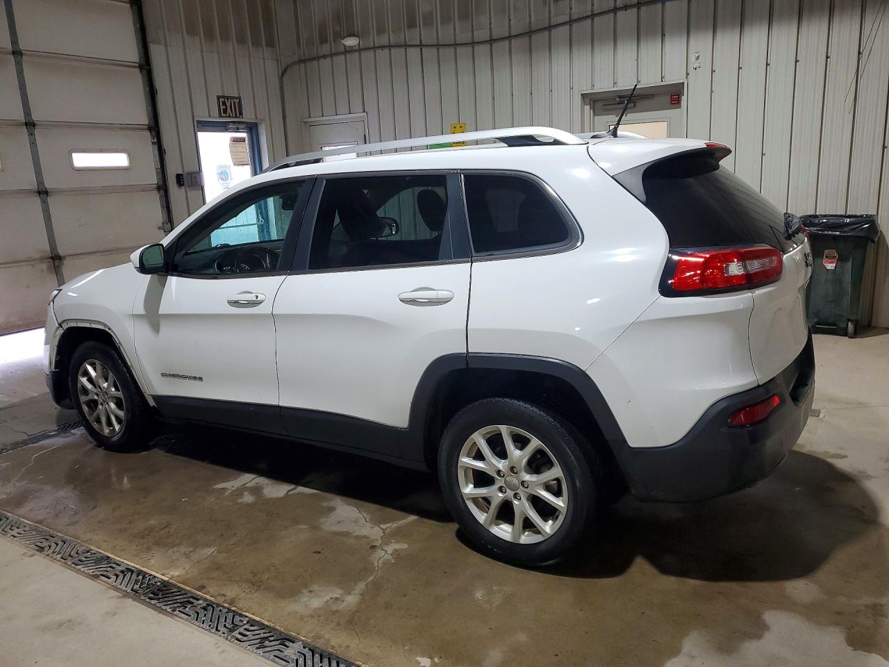 2015 Jeep Cherokee Latitude White vin: 1C4PJLCB9FW628008