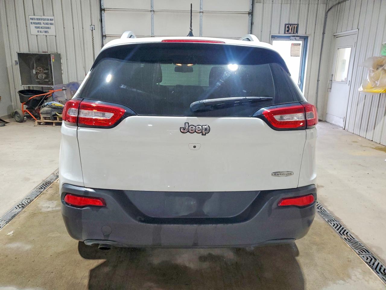 2015 Jeep Cherokee Latitude White vin: 1C4PJLCB9FW628008