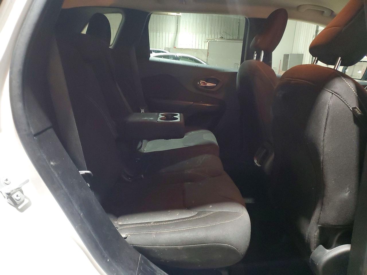 2015 Jeep Cherokee Latitude White vin: 1C4PJLCB9FW628008