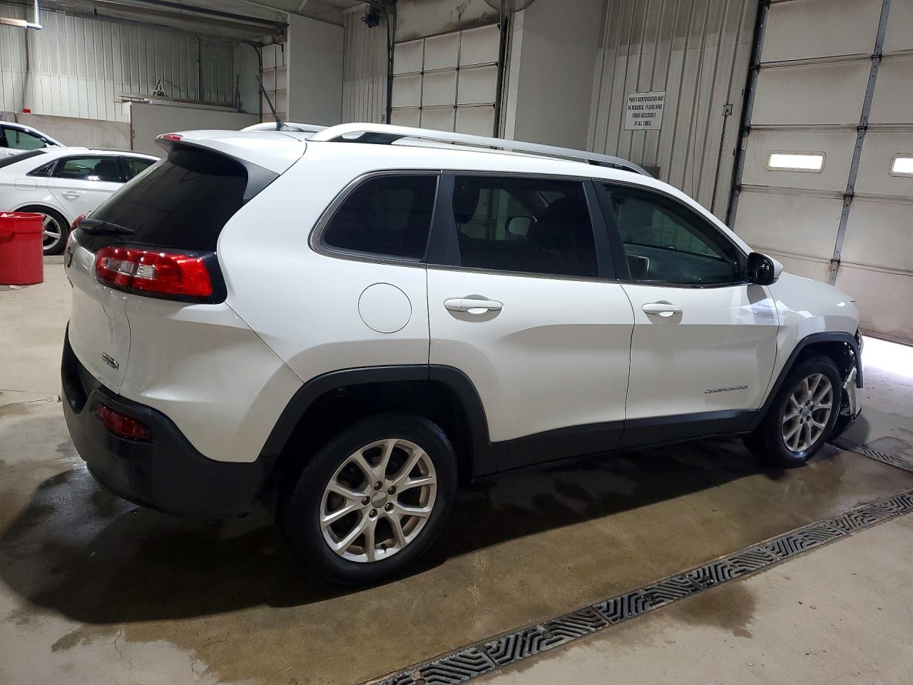 2015 Jeep Cherokee Latitude White vin: 1C4PJLCB9FW628008