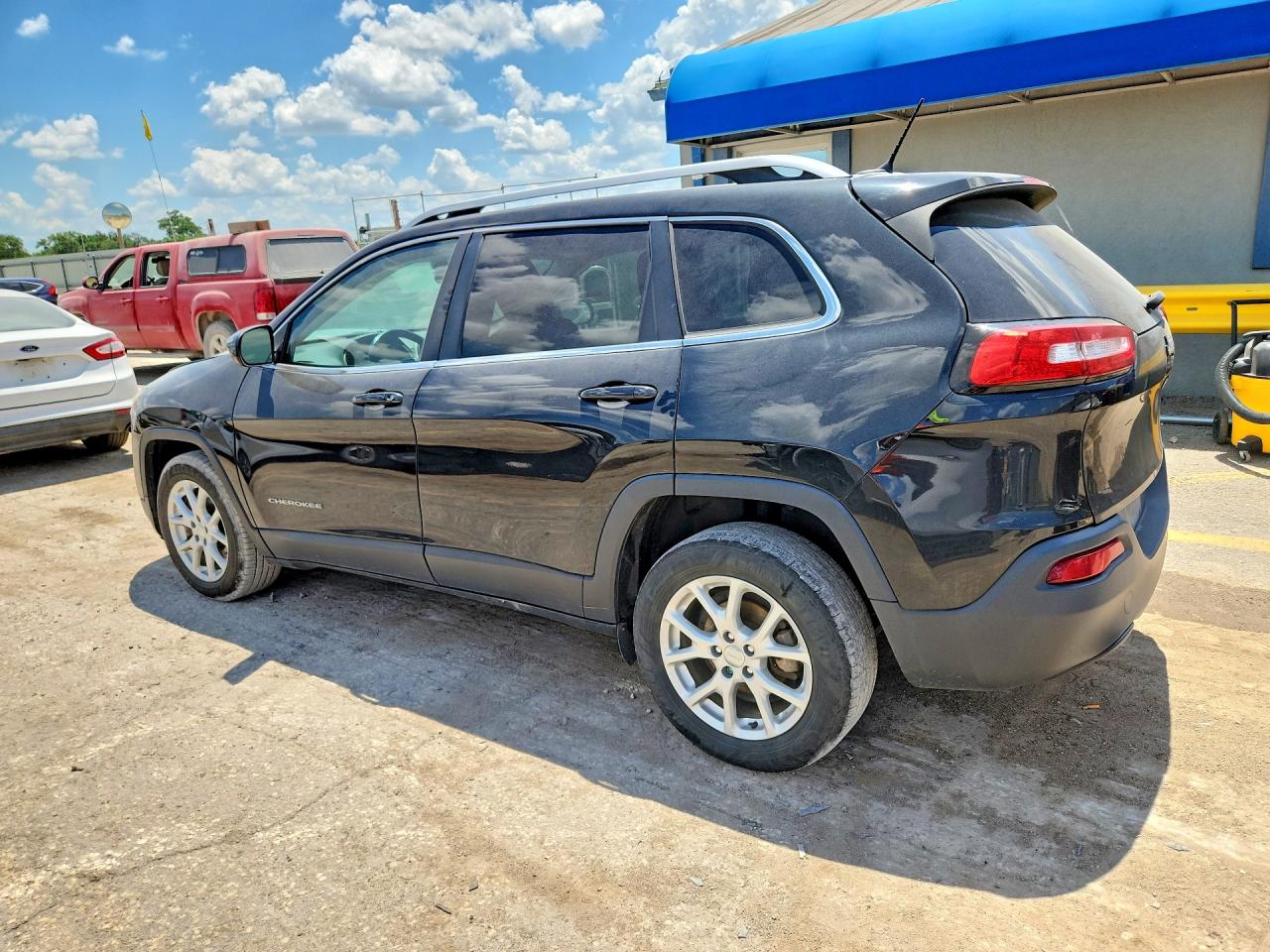 2015 Jeep Cherokee Latitude Черный vin: 1C4PJLCB9FW700079
