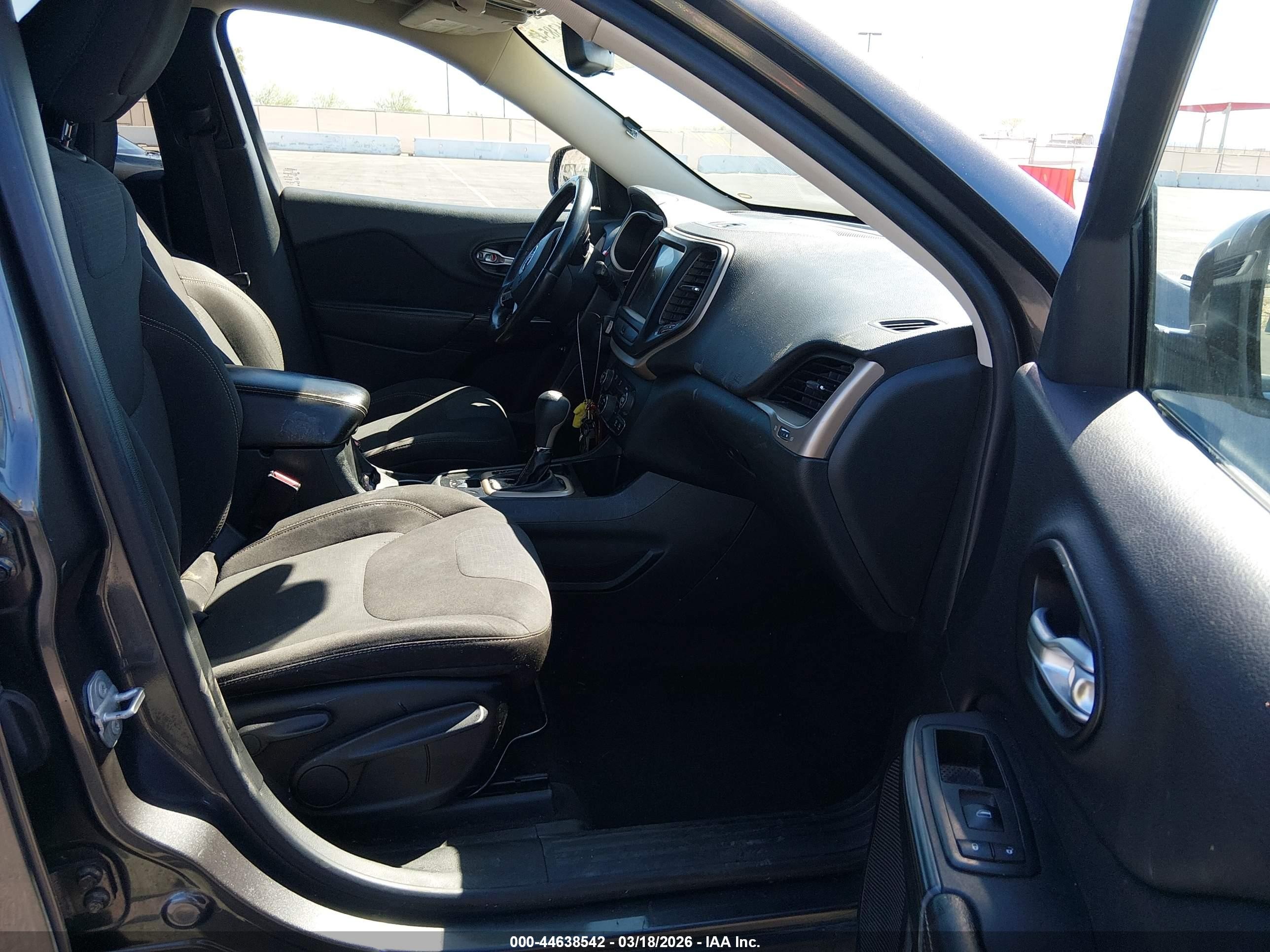 2015 Jeep Cherokee Latitude Gray vin: 1C4PJLCB9FW759889