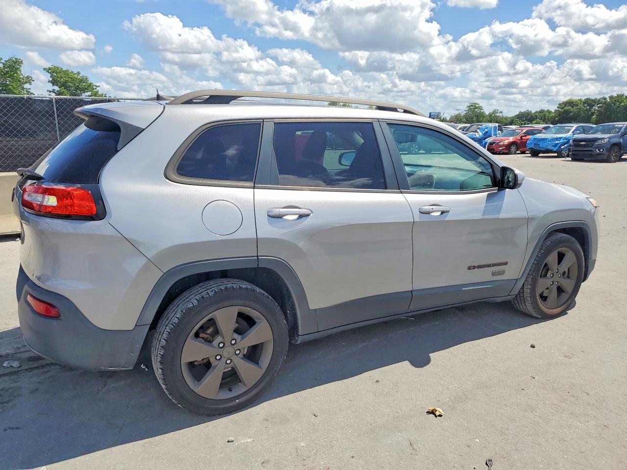 2016 Jeep Cherokee Latitude Gray vin: 1C4PJLCB9GW324453