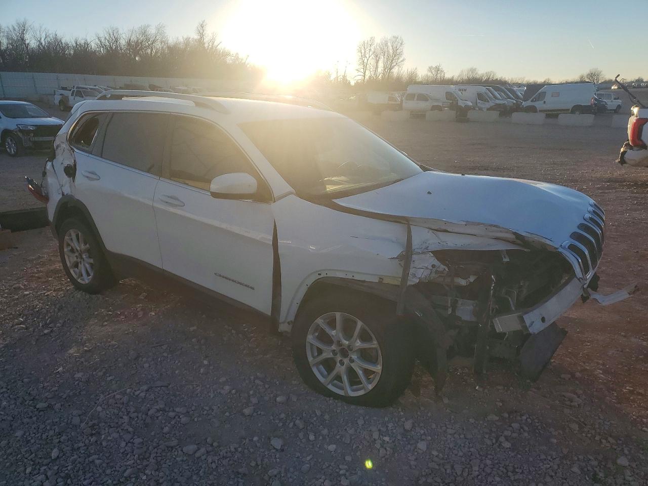 2018 Jeep Cherokee Latitude Белый vin: 1C4PJLCB9JD566419